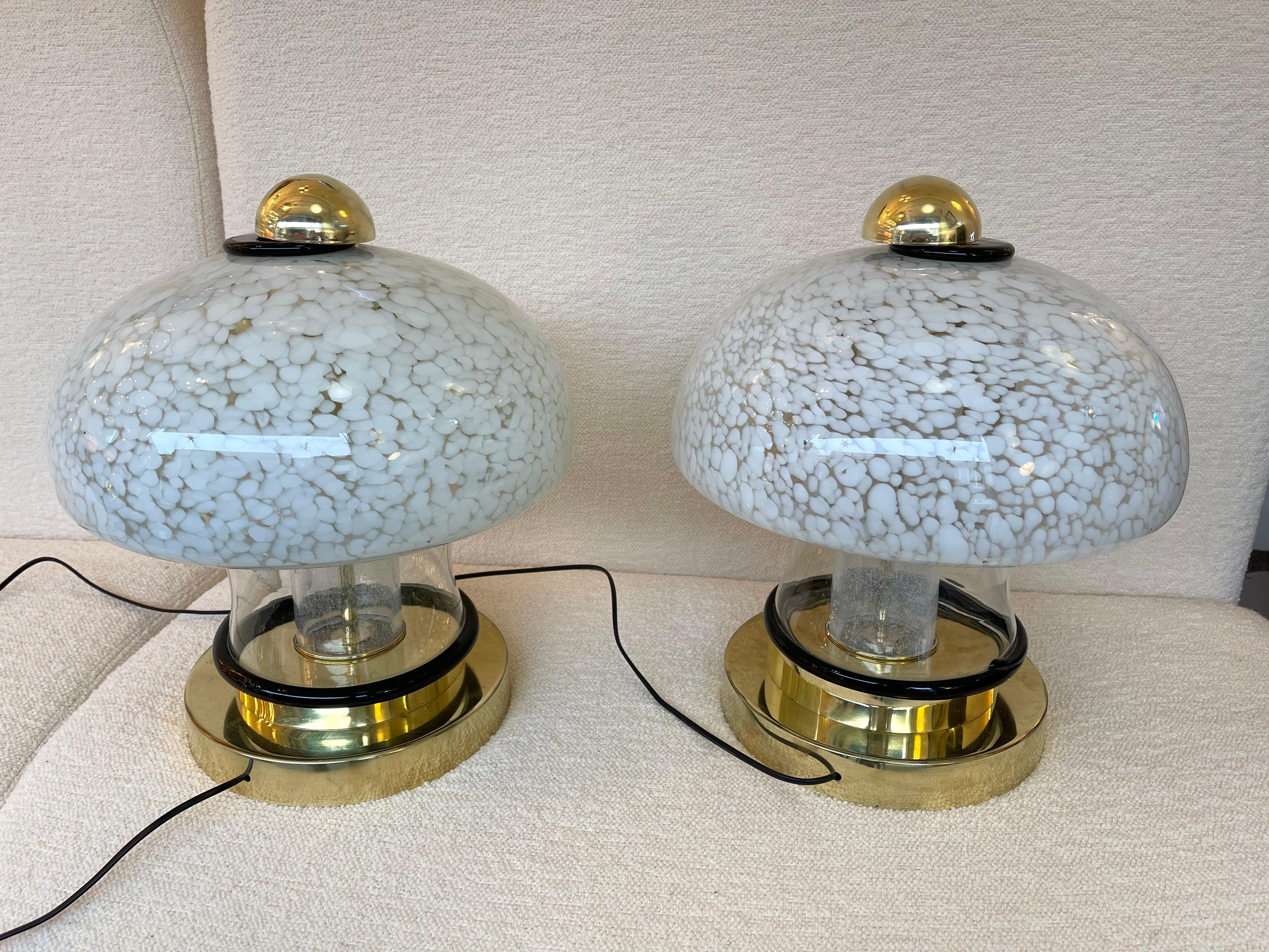 Zeitgenössisches Paar Pilzlampen aus Muranoglas und Messing. Italien im Angebot 4