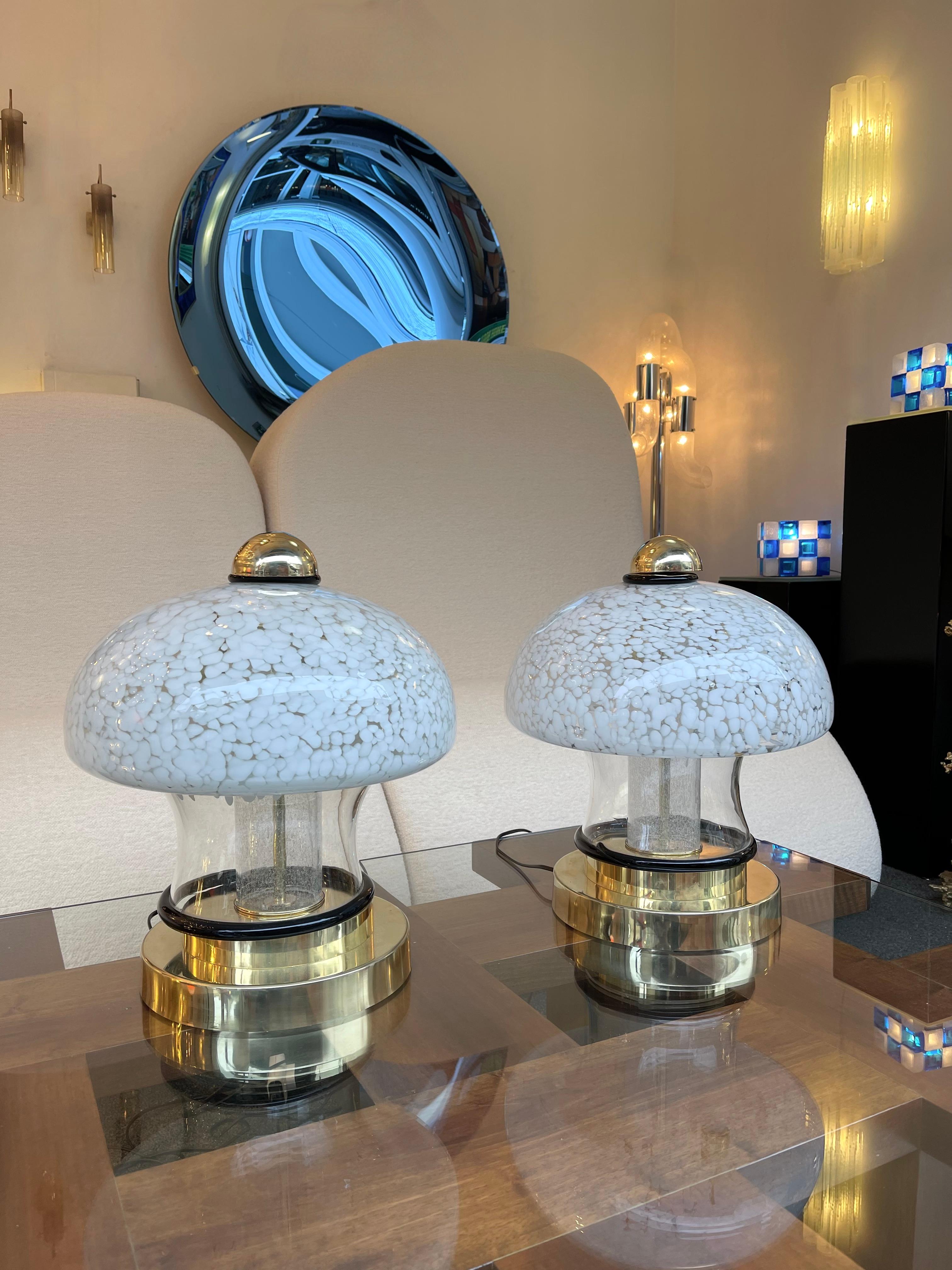 Zeitgenössisches Paar Pilzlampen aus Muranoglas und Messing. Italien im Angebot 6