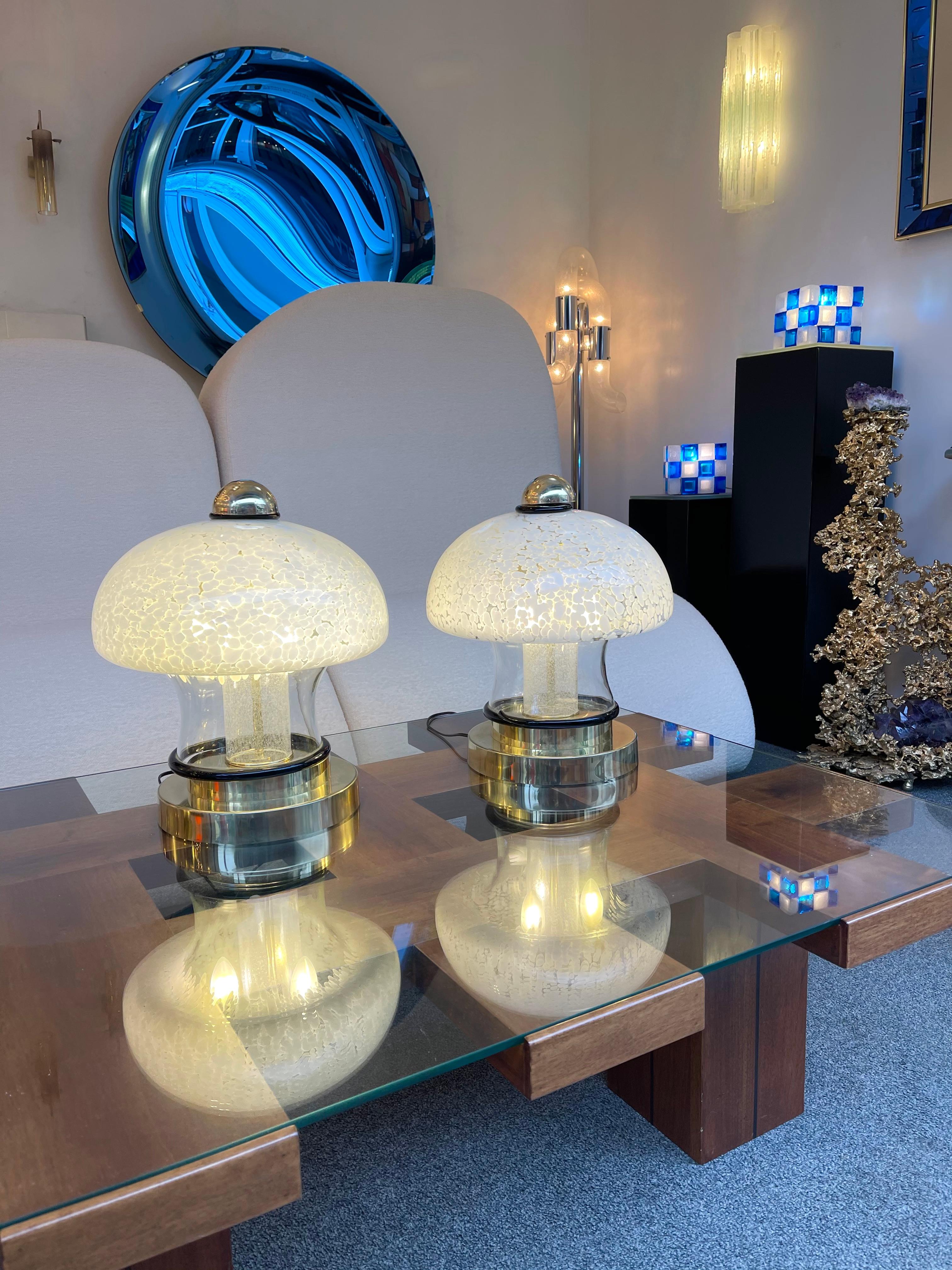 Zeitgenössisches Paar Pilzlampen aus Muranoglas und Messing. Italien im Angebot 7