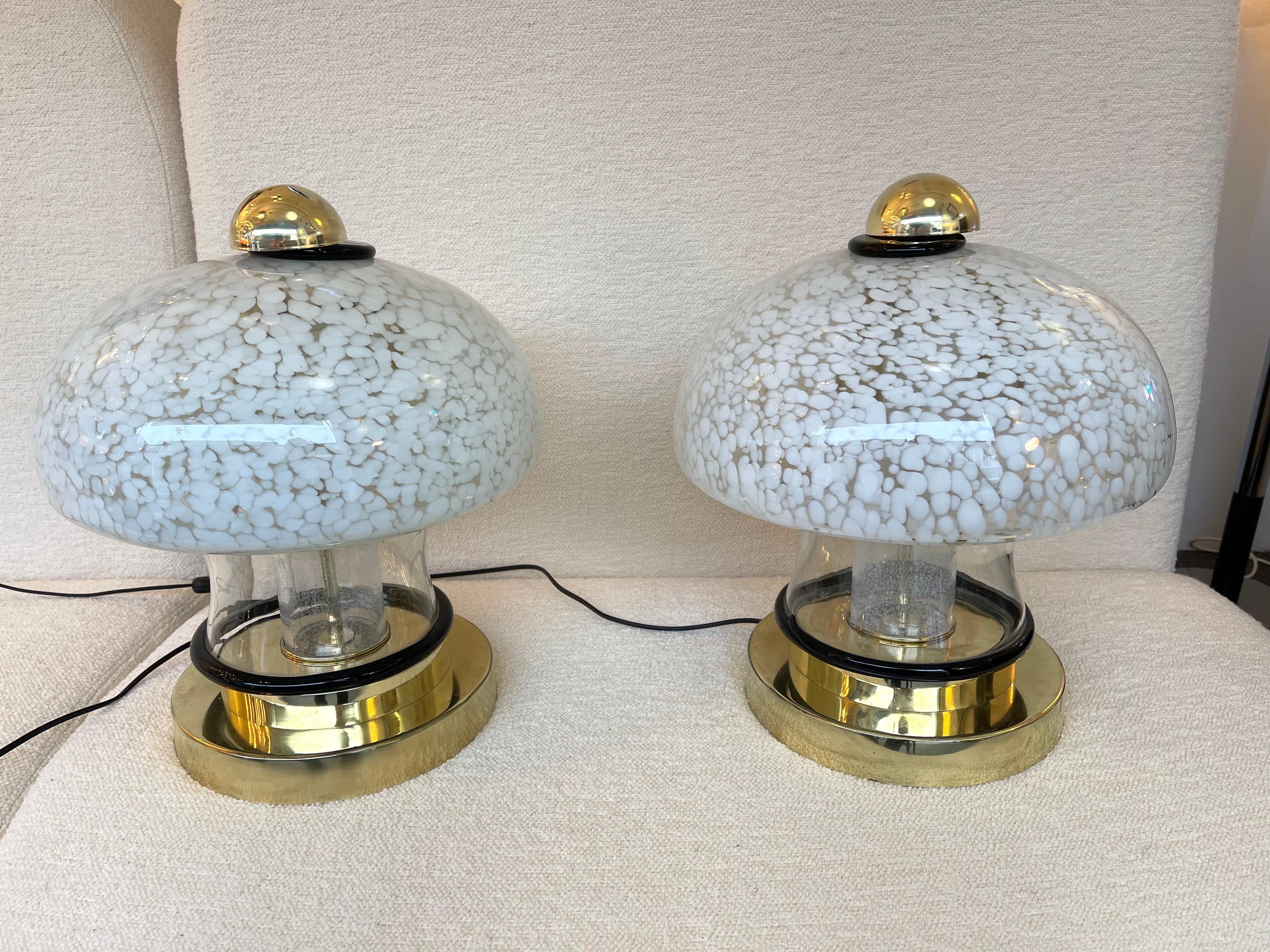 Zeitgenössisches Paar Pilzlampen aus Muranoglas und Messing. Italien (Italienisch) im Angebot