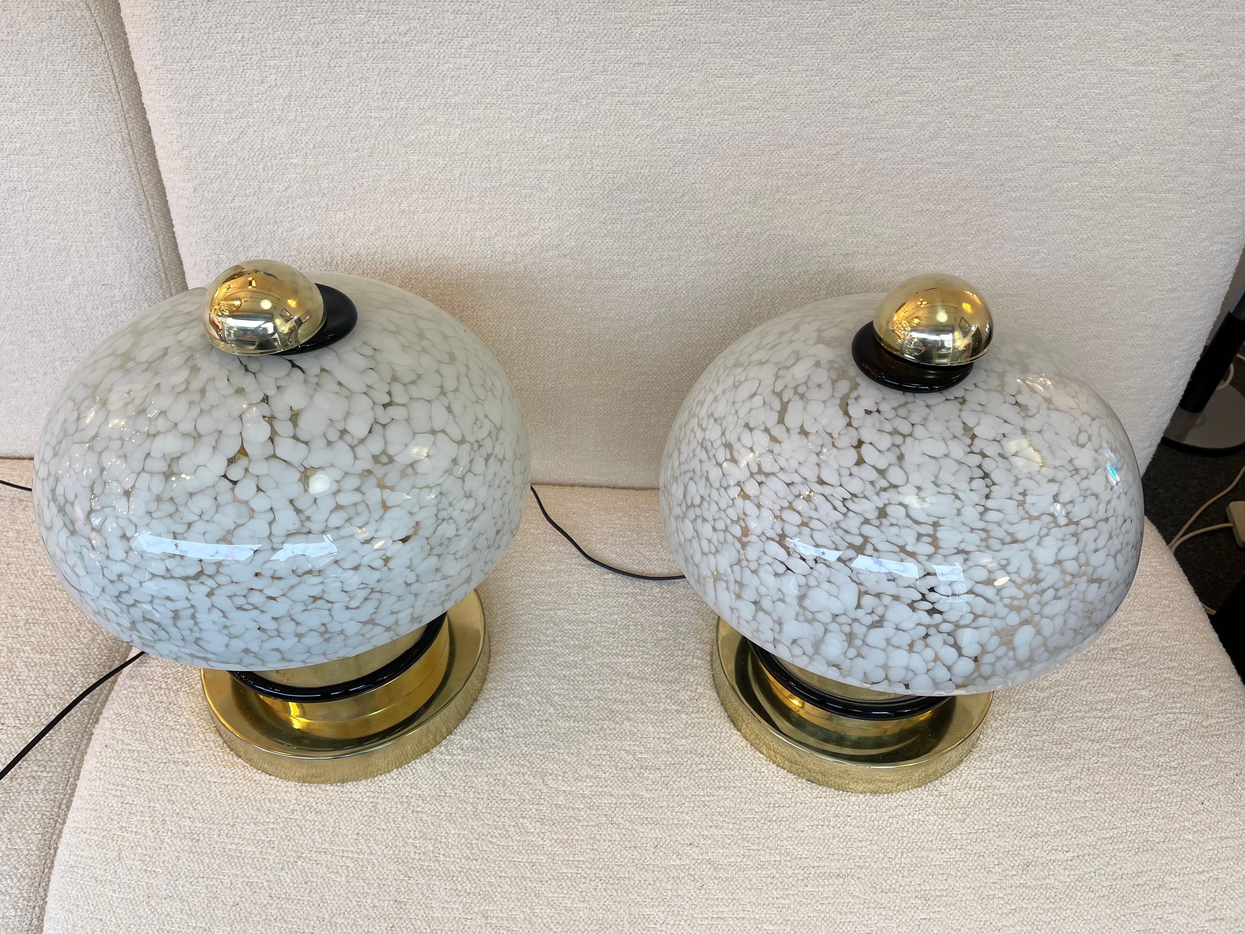 Zeitgenössisches Paar Pilzlampen aus Muranoglas und Messing. Italien im Zustand „Neu“ im Angebot in SAINT-OUEN, FR