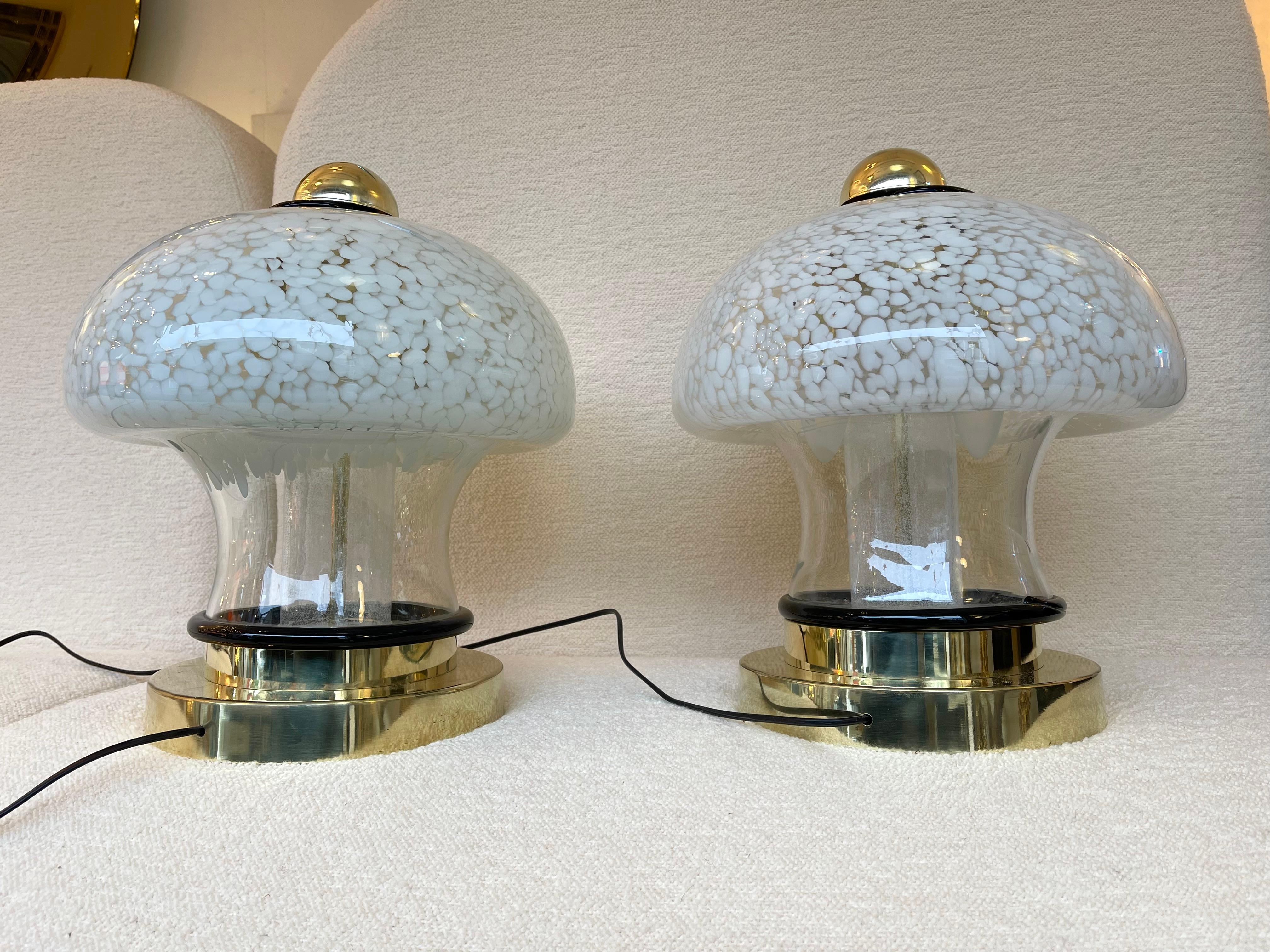 Pareja contemporánea de lámparas seta de cristal de Murano y latón. Italia en venta 2