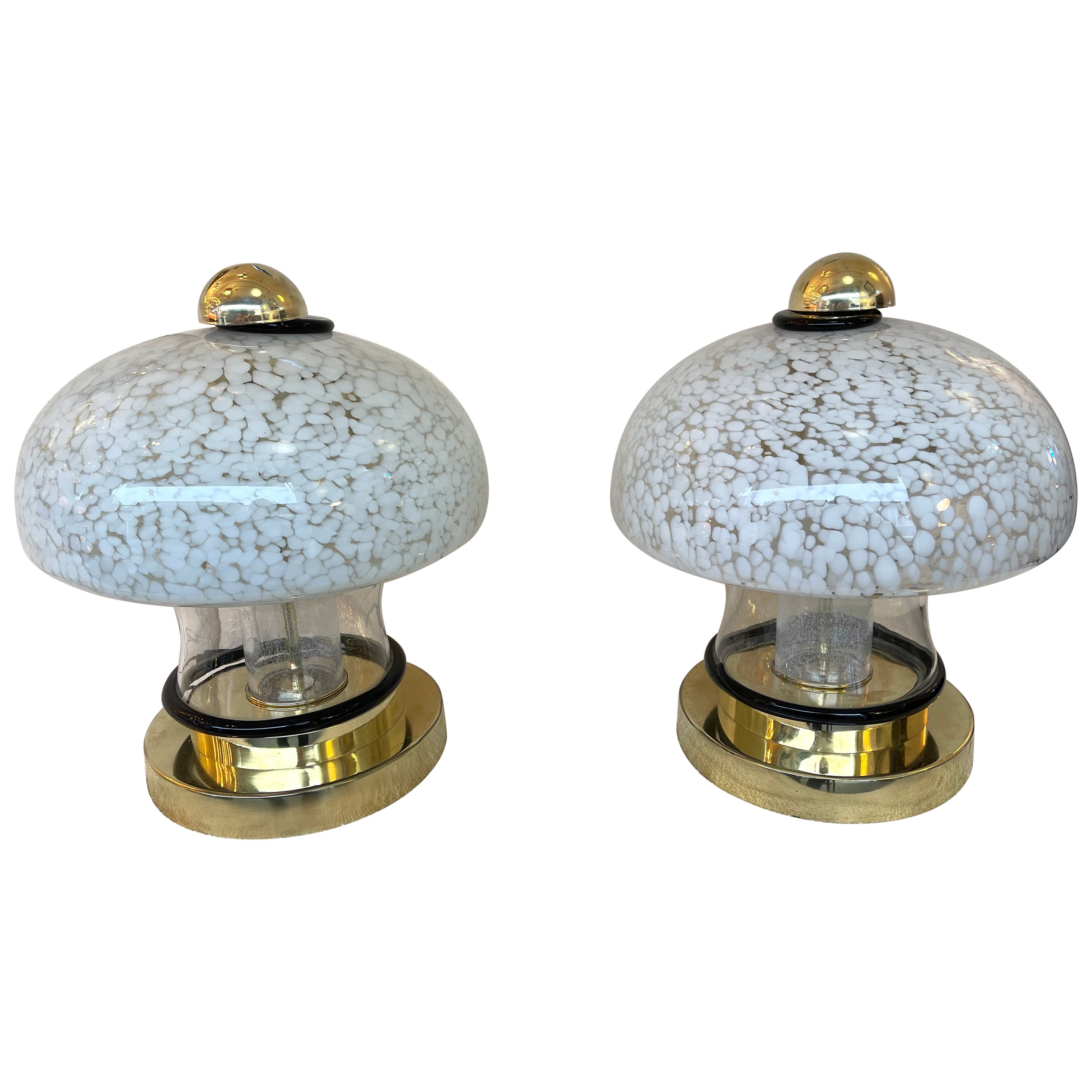 Coppia contemporanea di lampade a fungo in vetro di Murano e ottone. Italia