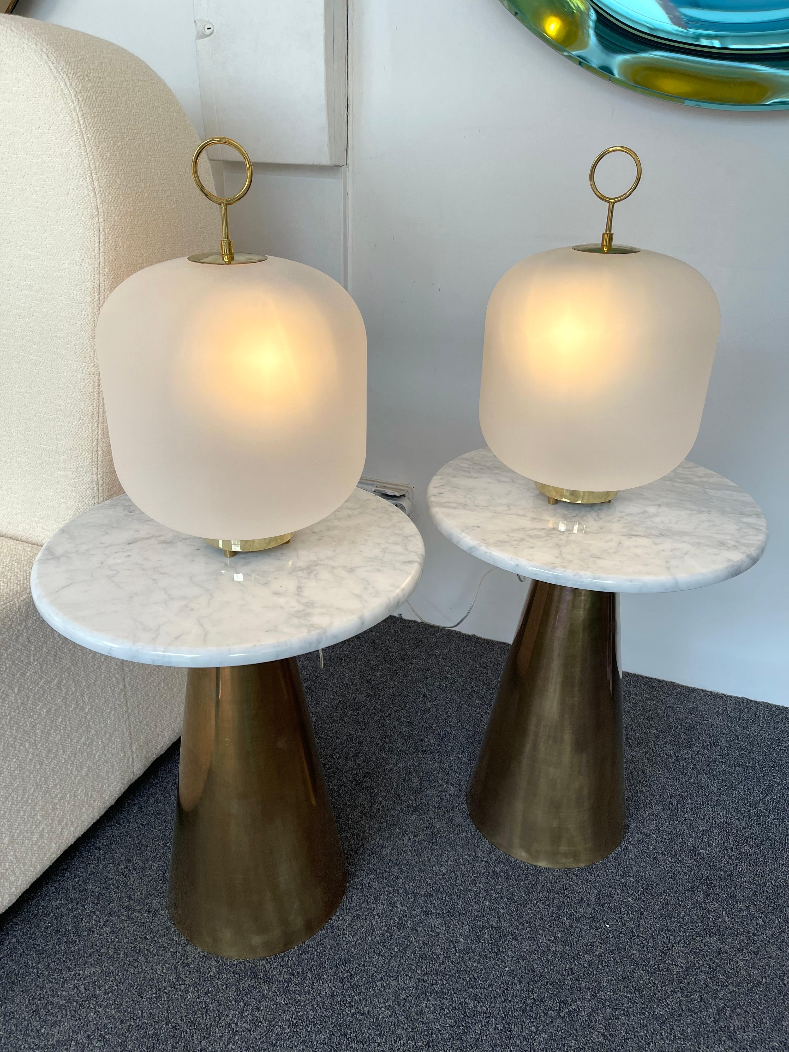 Mid-Century Modern Paire de lampes contemporaines en forme de boîte en verre de Murano et anneau en laiton, Italie en vente