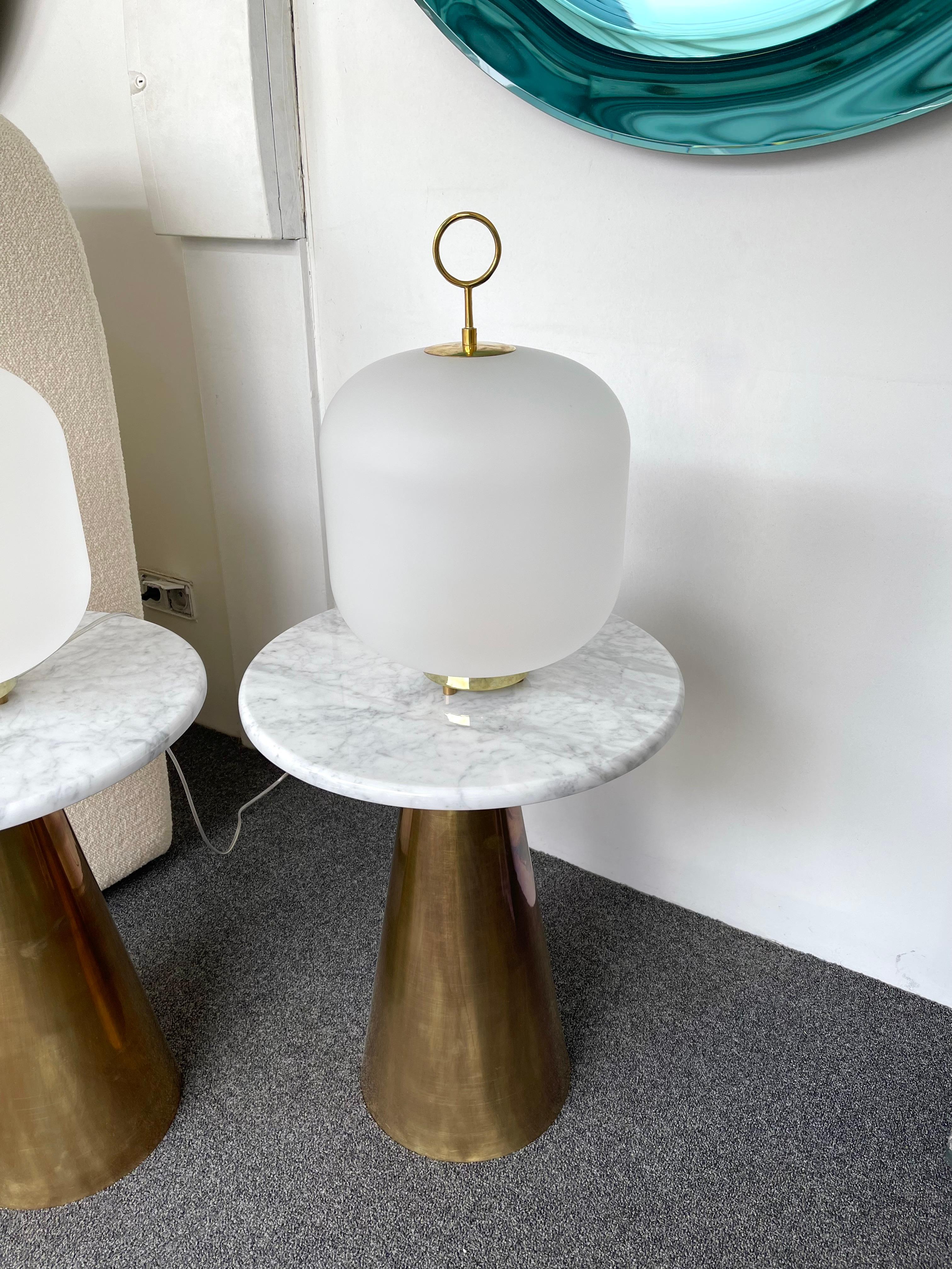 Laiton Paire de lampes contemporaines en forme de boîte en verre de Murano et anneau en laiton, Italie en vente