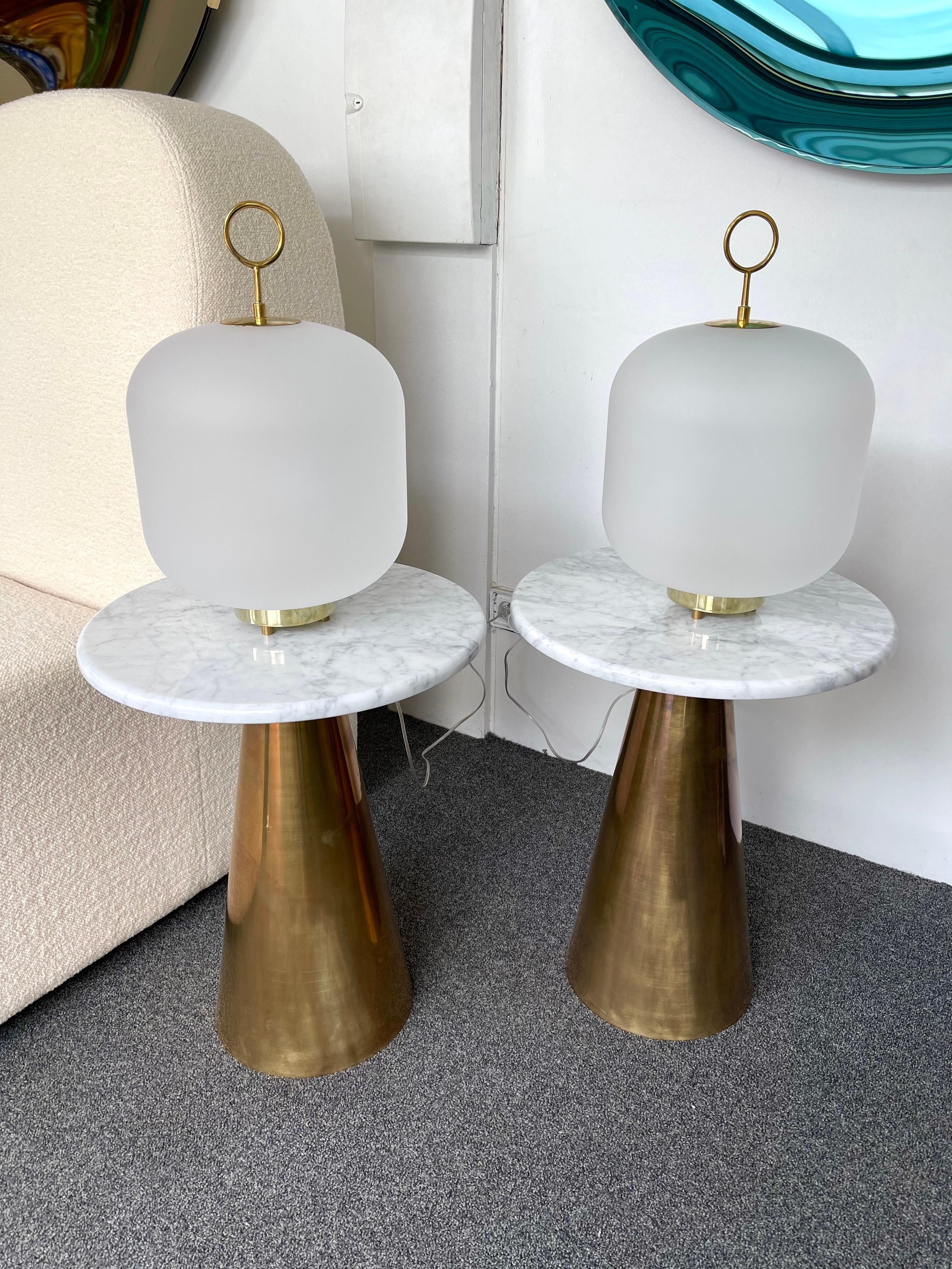 Paire de lampes contemporaines en forme de boîte en verre de Murano et anneau en laiton, Italie en vente 2