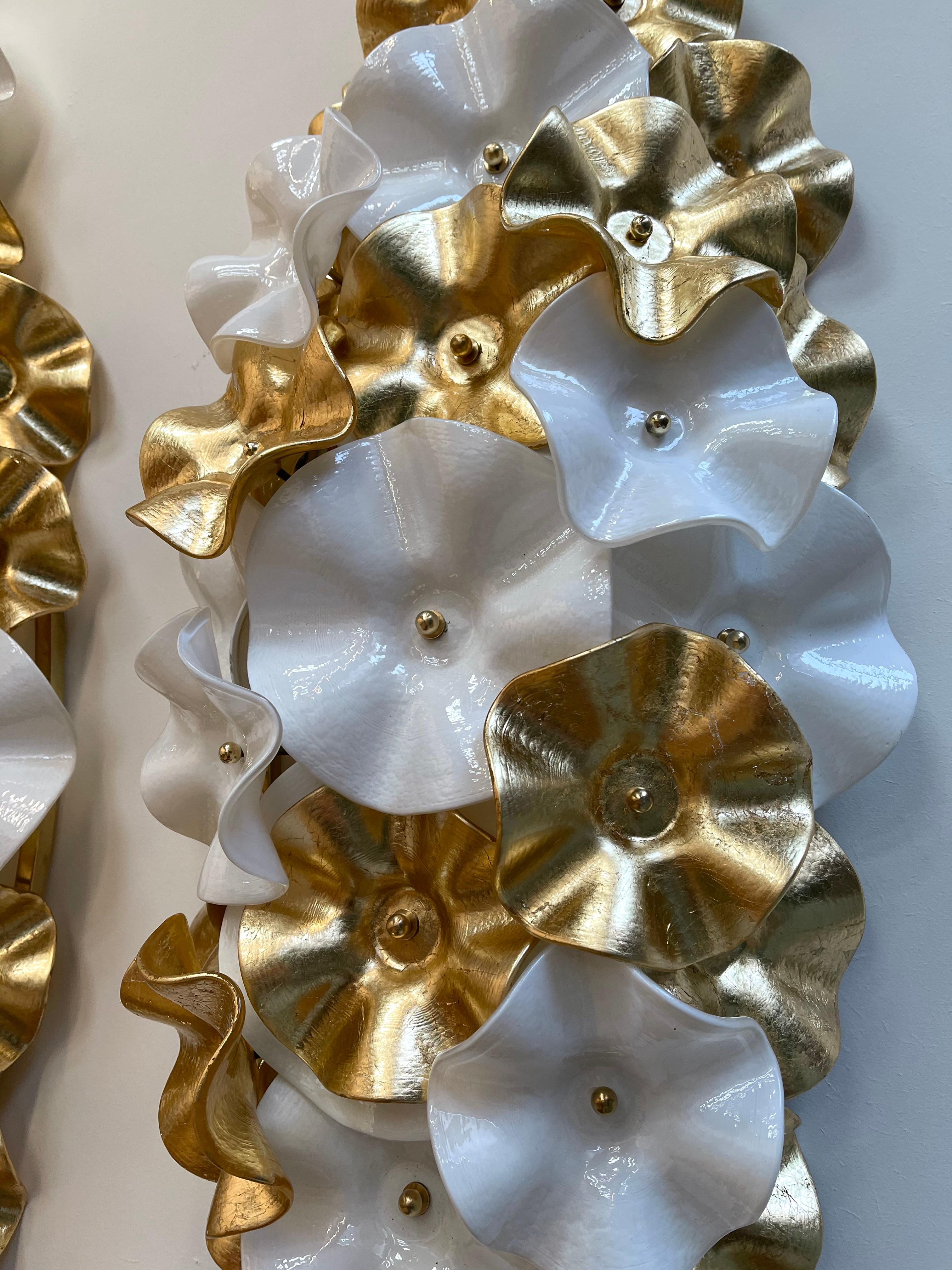 Contemporary Pair of Murano Glass Flowers and Brass Sconces, Italy In New Condition In SAINT-OUEN, FR