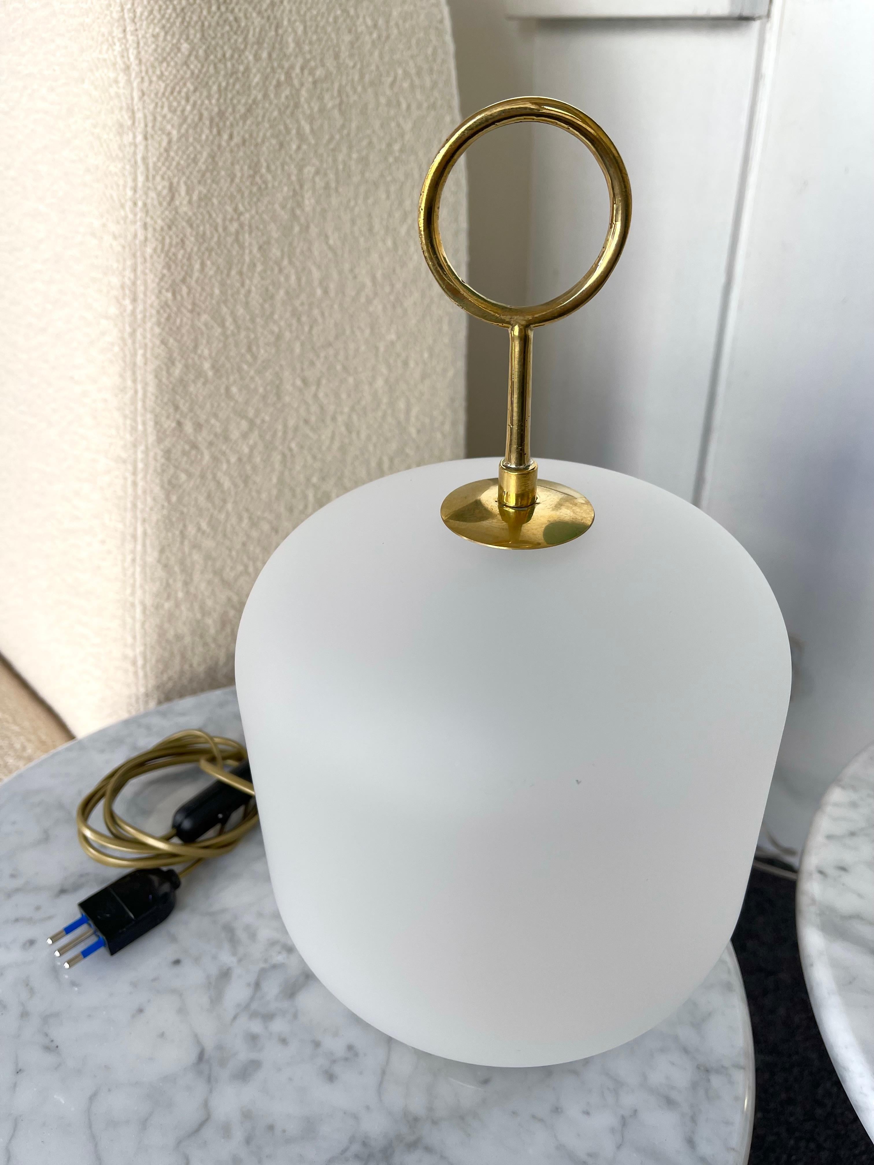 Paire de lampes contemporaines en verre de Murano de taille moyenne en anneau en laiton, Italie en vente 4