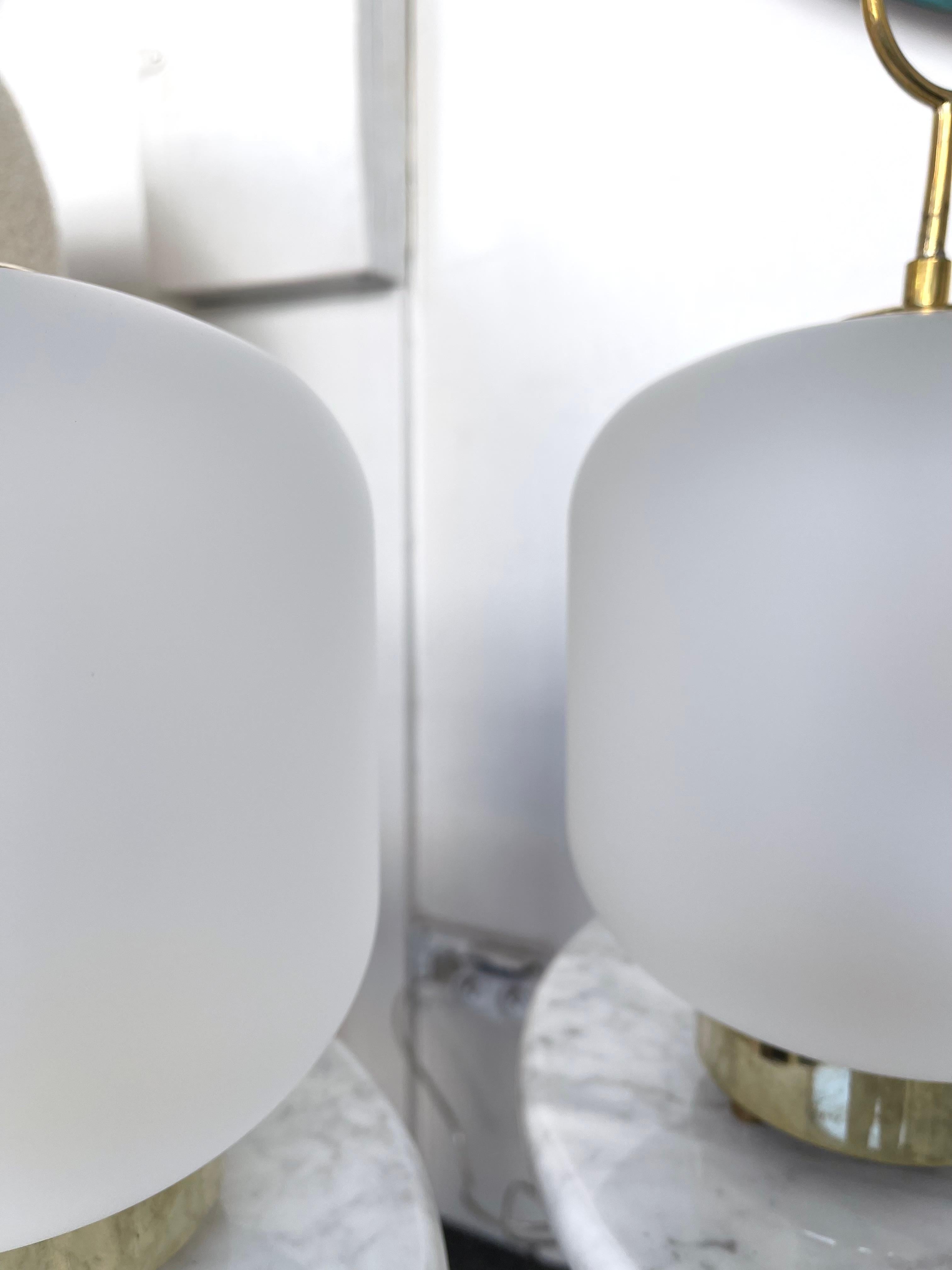 Paire de lampes contemporaines en verre de Murano de taille moyenne en anneau en laiton, Italie en vente 5
