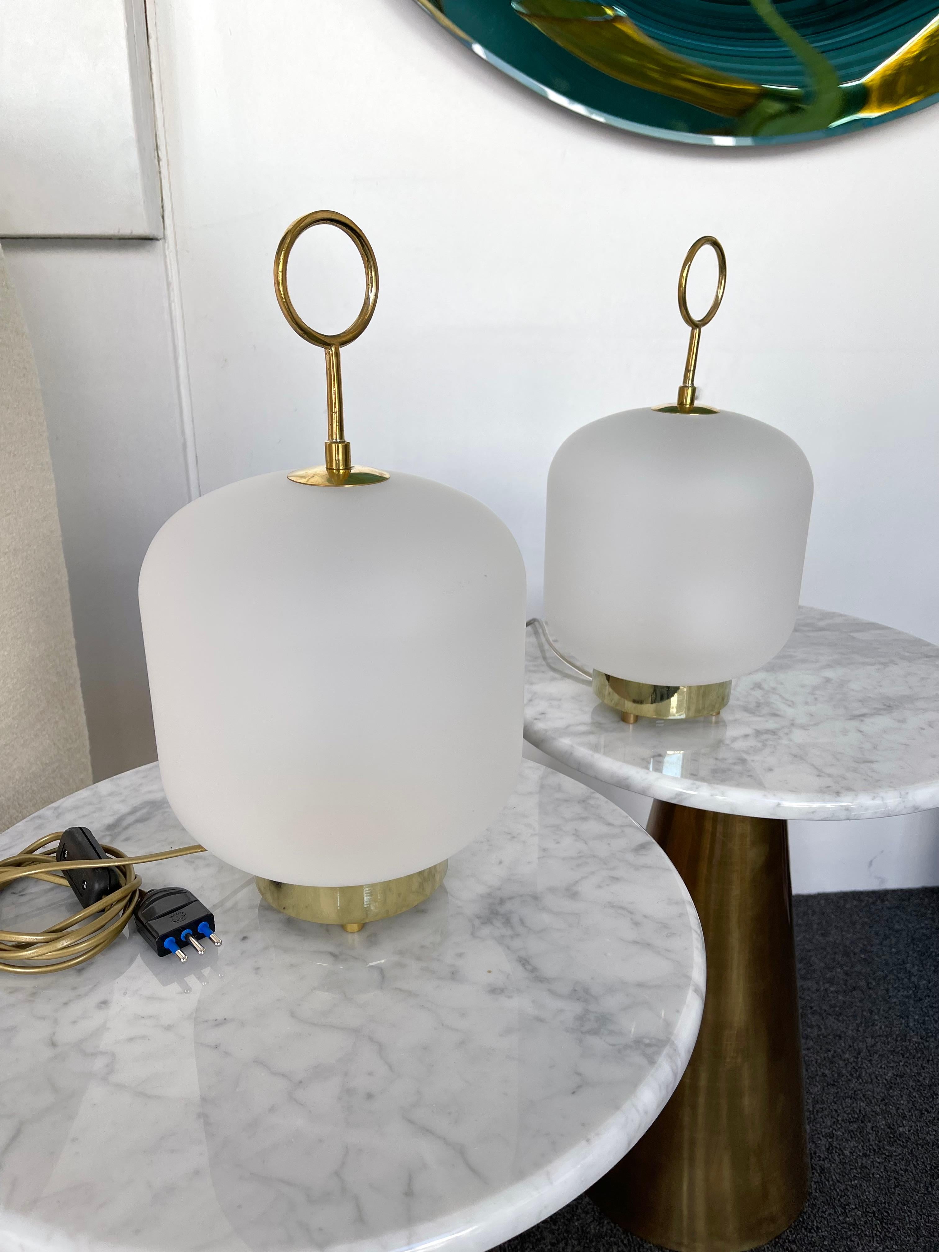 Paire de lampes contemporaines en verre de Murano de taille moyenne en anneau en laiton, Italie en vente 6