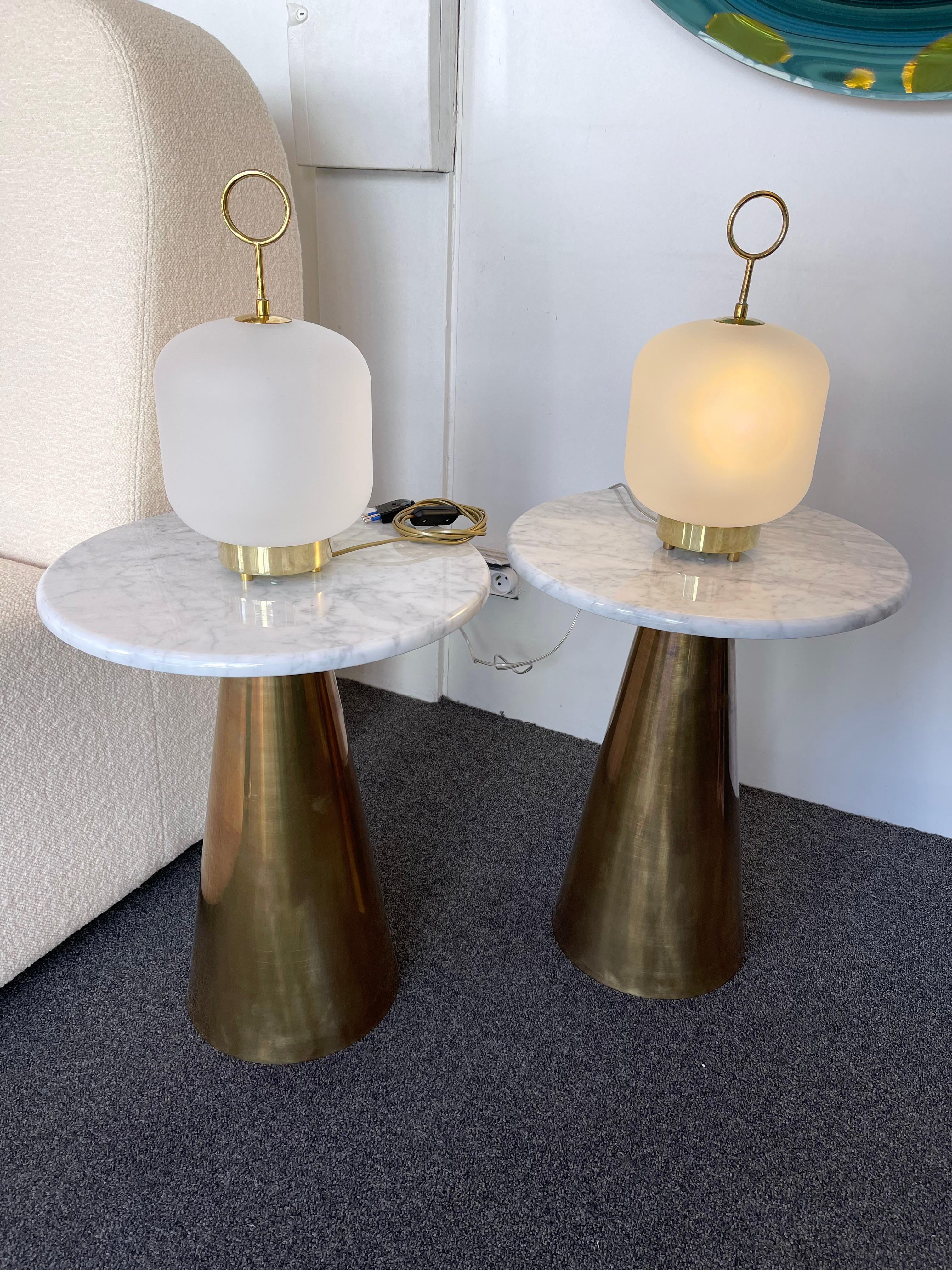 italien Paire de lampes contemporaines en verre de Murano de taille moyenne en anneau en laiton, Italie en vente