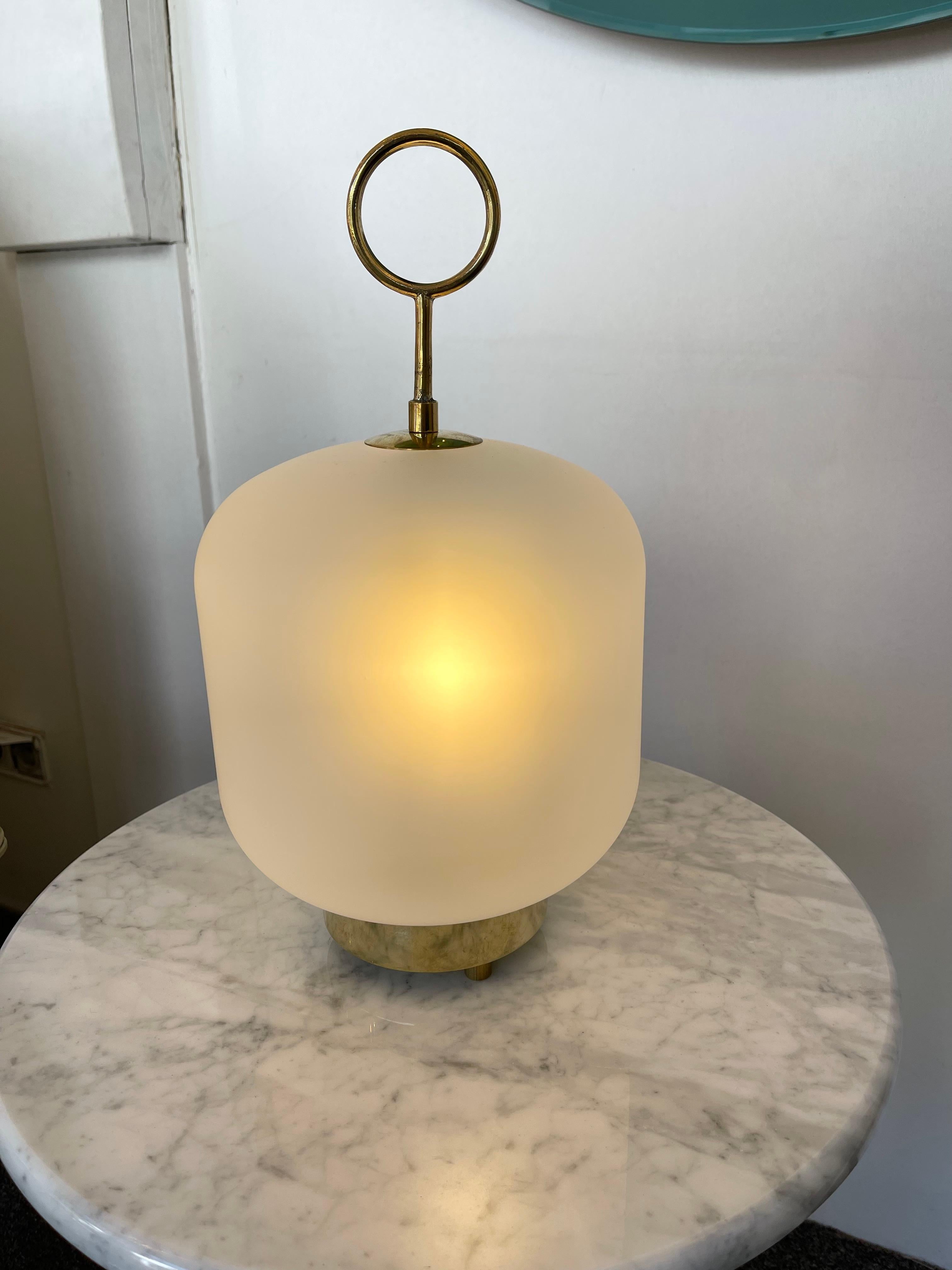 XXIe siècle et contemporain Paire de lampes contemporaines en verre de Murano de taille moyenne en anneau en laiton, Italie en vente