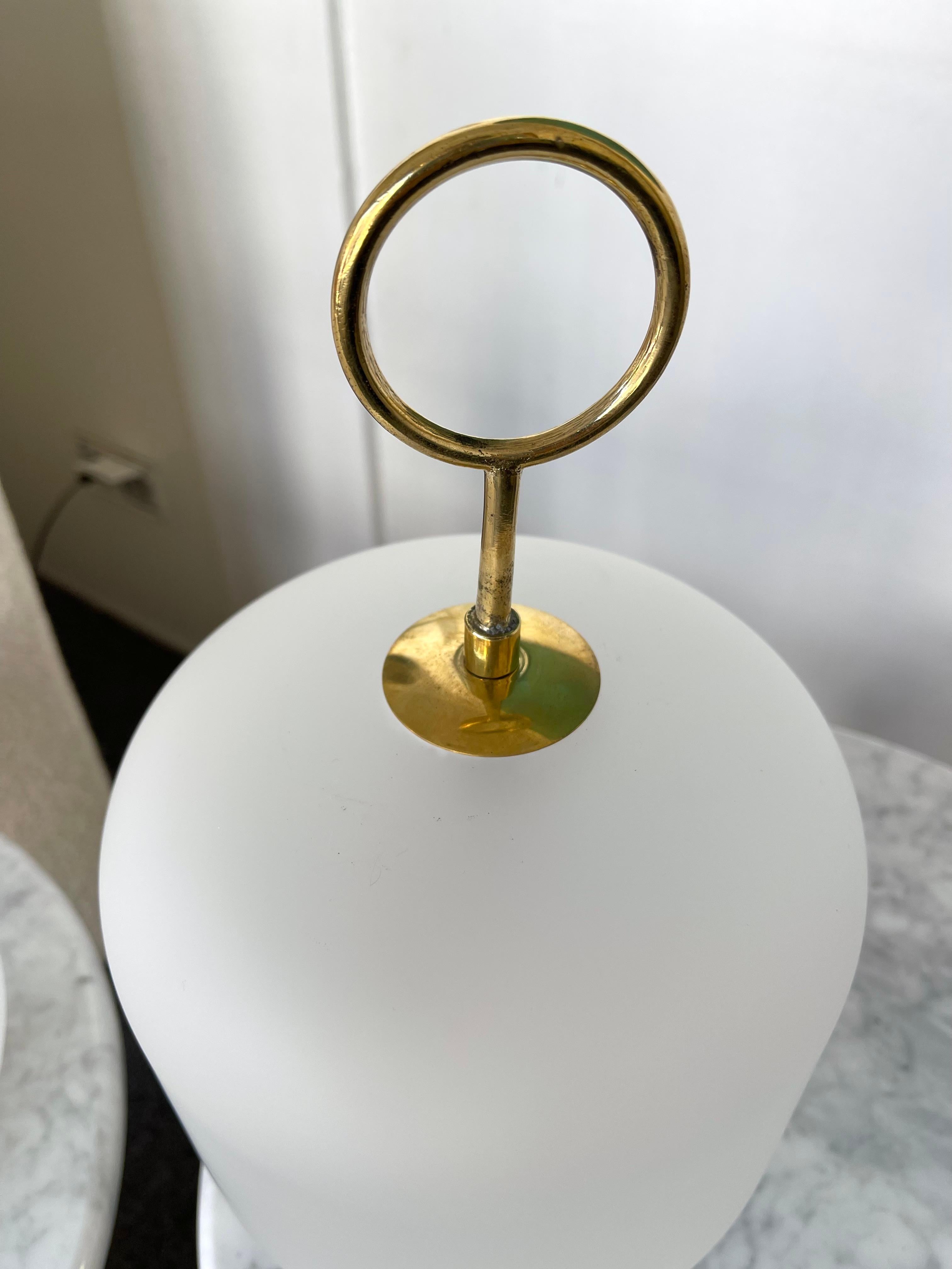 Laiton Paire de lampes contemporaines en verre de Murano de taille moyenne en anneau en laiton, Italie en vente