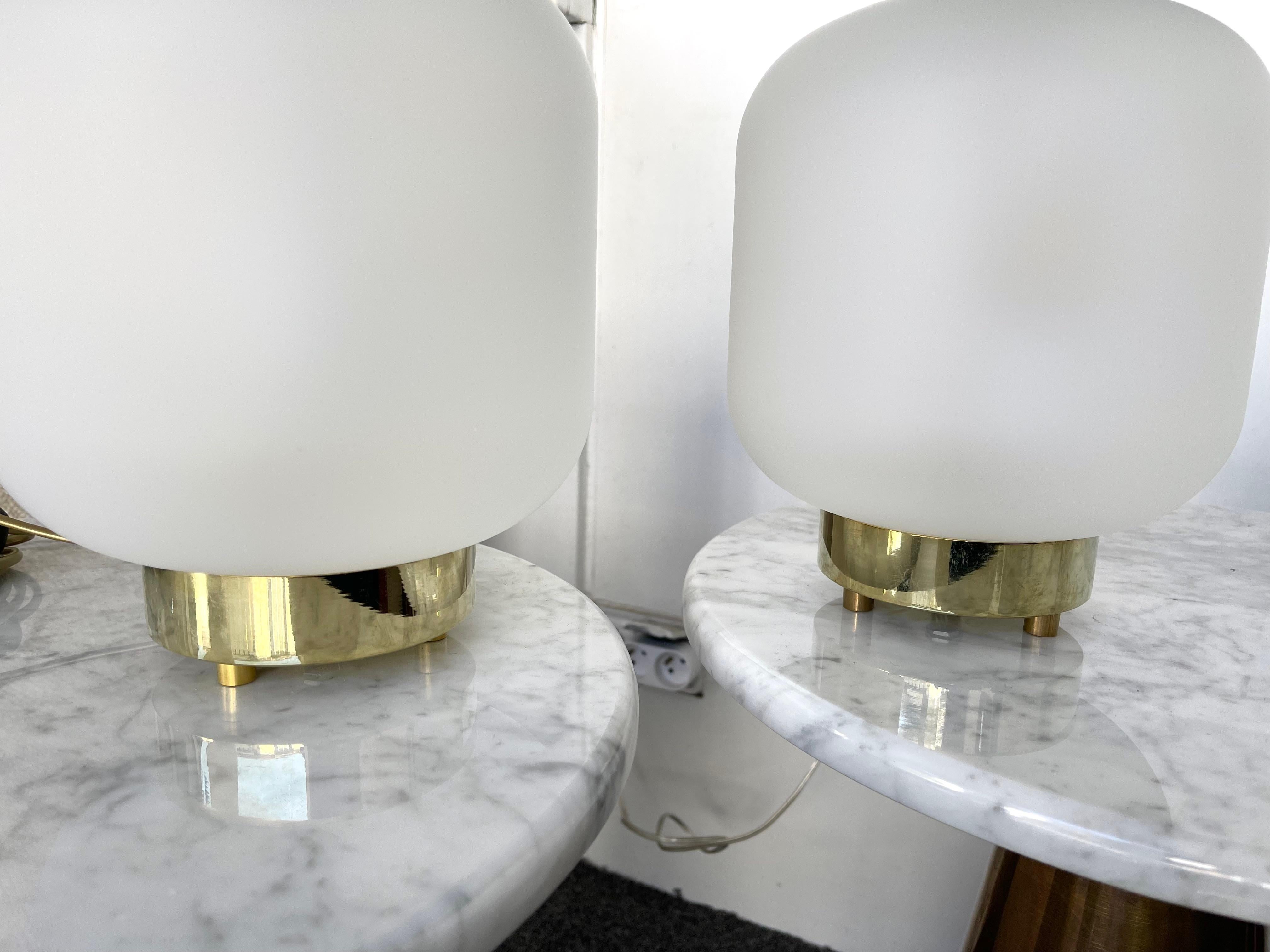 Paire de lampes contemporaines en verre de Murano de taille moyenne en anneau en laiton, Italie en vente 2