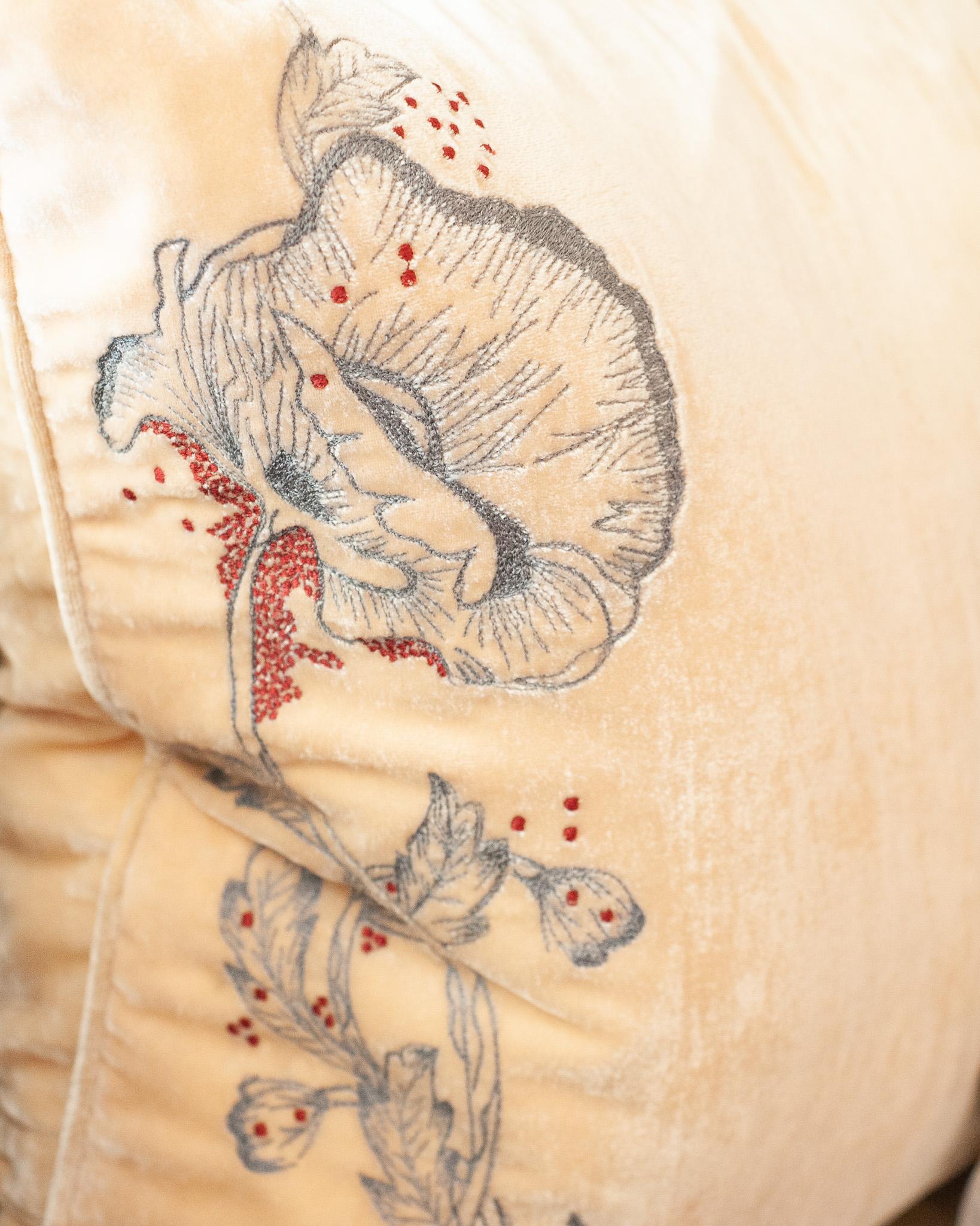 Contemporary Pair of Nude Silk Velvet Pillow with Floral Embroidery (Deutsch) im Angebot