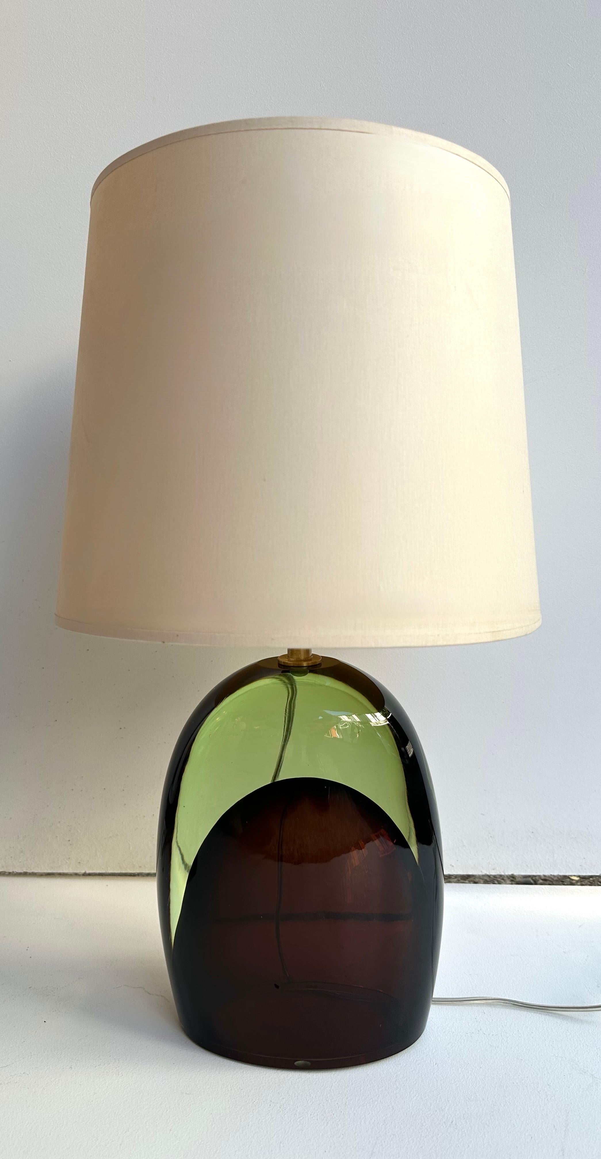Pareja de lámparas de sobremesa o mesilla de noche de cristal óptico de Murano prensado grueso y macizo en dos tonos, con montura de latón. Obra contemporánea del taller de diseño italiano AD Murano. En un ambiente de Regencia de Hollywood de la Era