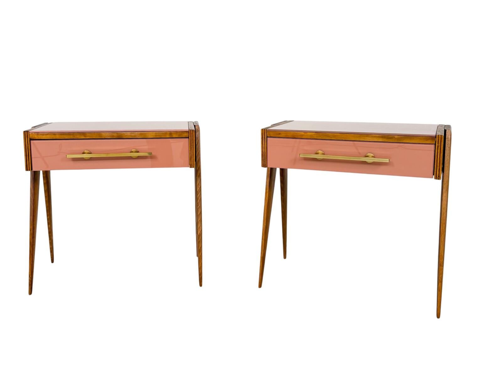 Pareja Contemporánea de Mesillas de Noche Rosas, Madera y Cristal, Italia Otro