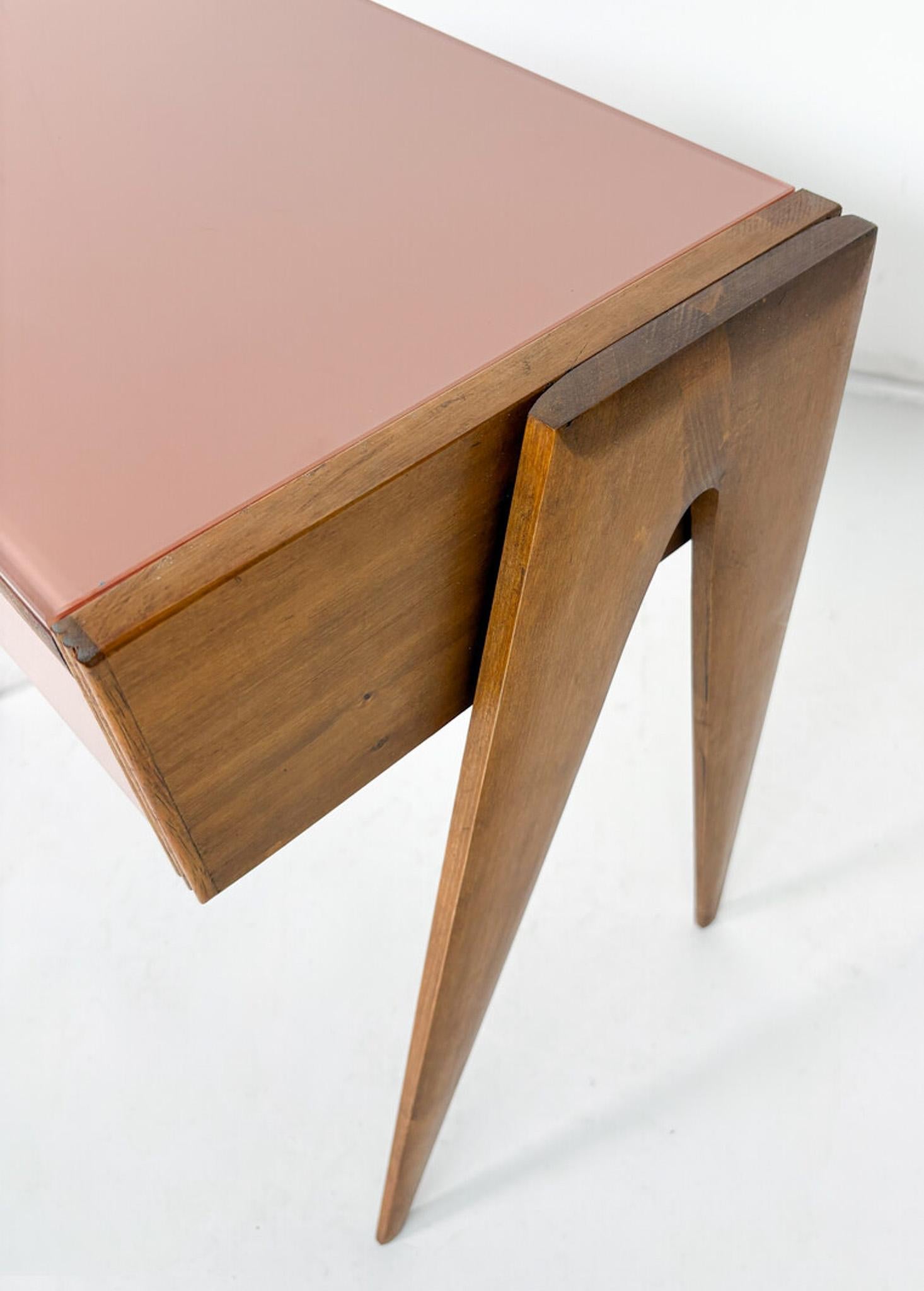 Pareja Contemporánea de Mesillas de Noche Rosas, Madera y Cristal, Italia Siglo XXI y contemporáneo