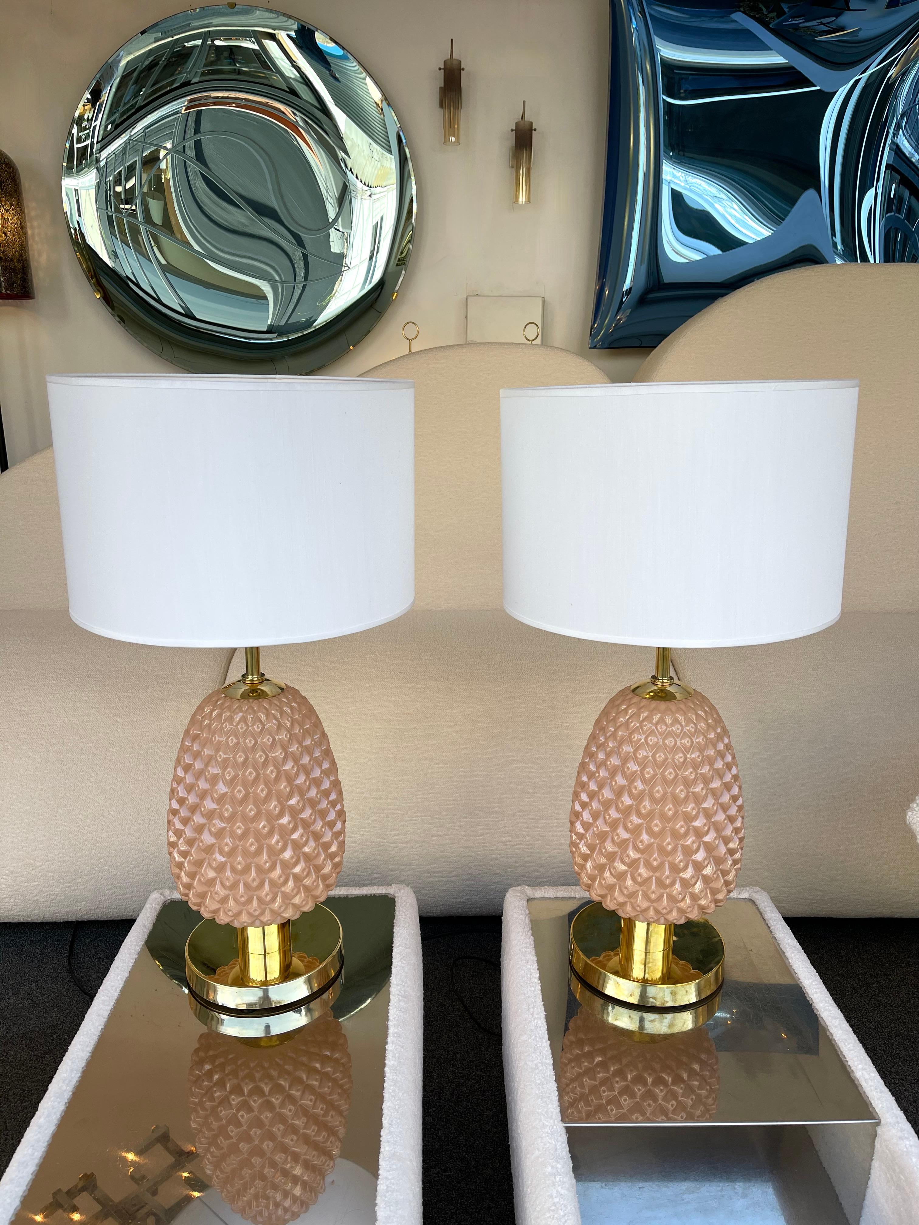 Pair of table or bedside lamps pink pineapple palm tree Murano glass and brass. In the mood of Maison Jansen, Charles, Hollywood regency, Veronese, Venini, Vistosi, La Murrina, Mazzega.

Demo shades not included. Measurements in description