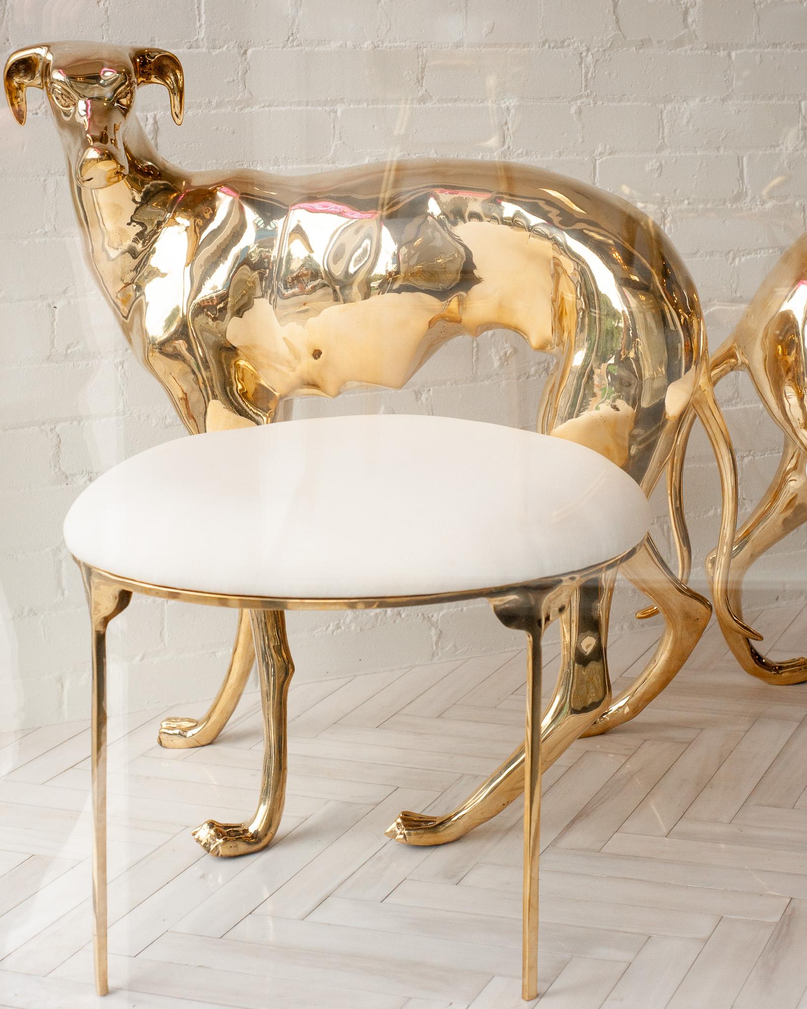 Thaïlandais Paire de chaises lévriers contemporaines en laiton moulé poli en vente
