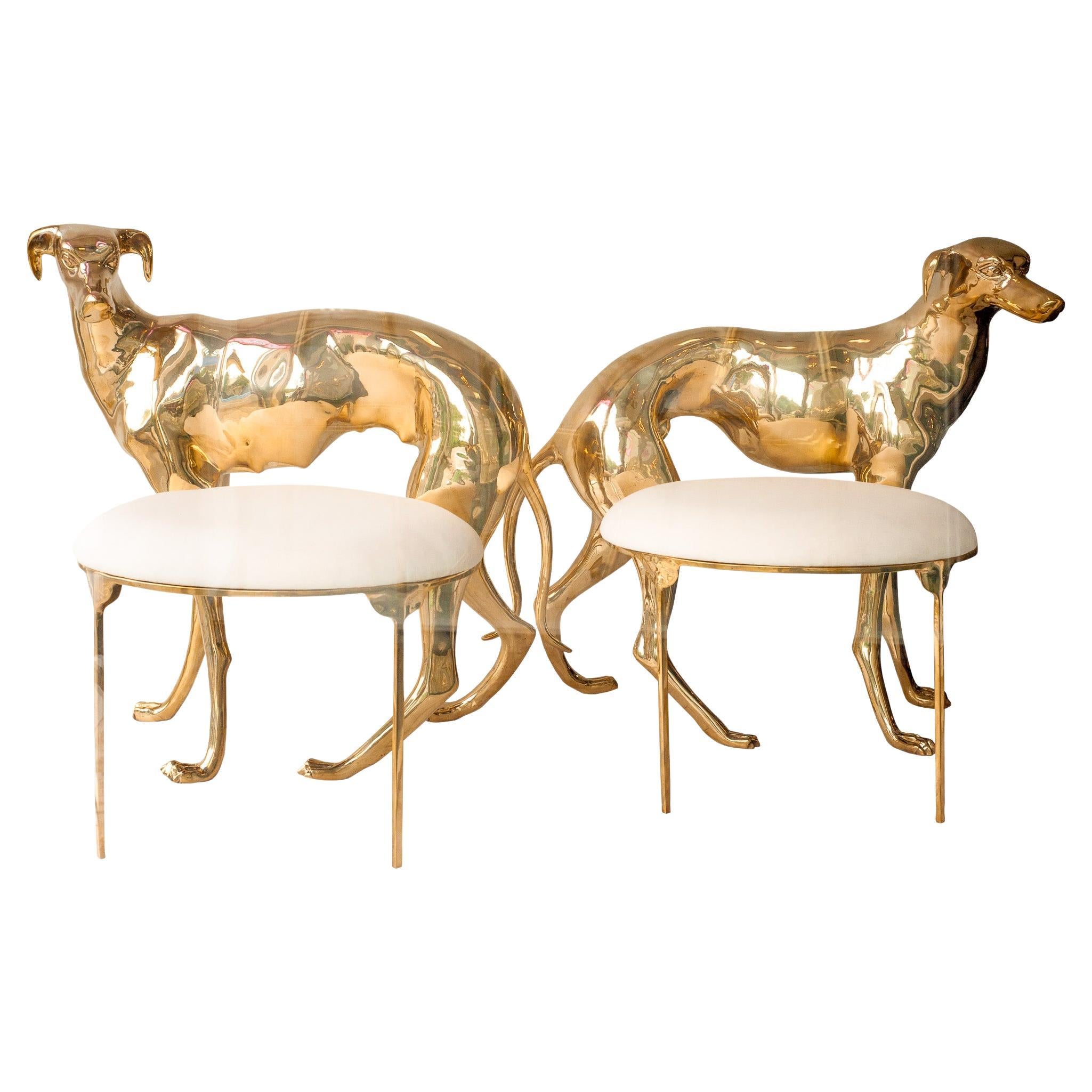 Paire de chaises lévriers contemporaines en laiton moulé poli en vente