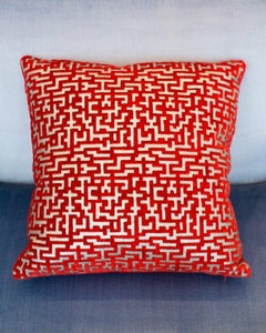 Pareja contemporánea de almohadas de terciopelo rojo y plateado Venetia Studium