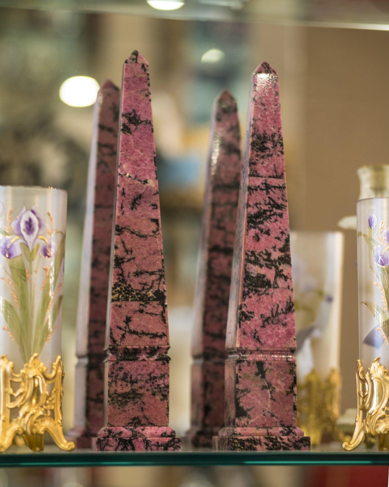 Zeitgenössisches Paar Obelisken aus rosa und schwarzem Rhodonitstein (amerikanisch) im Angebot