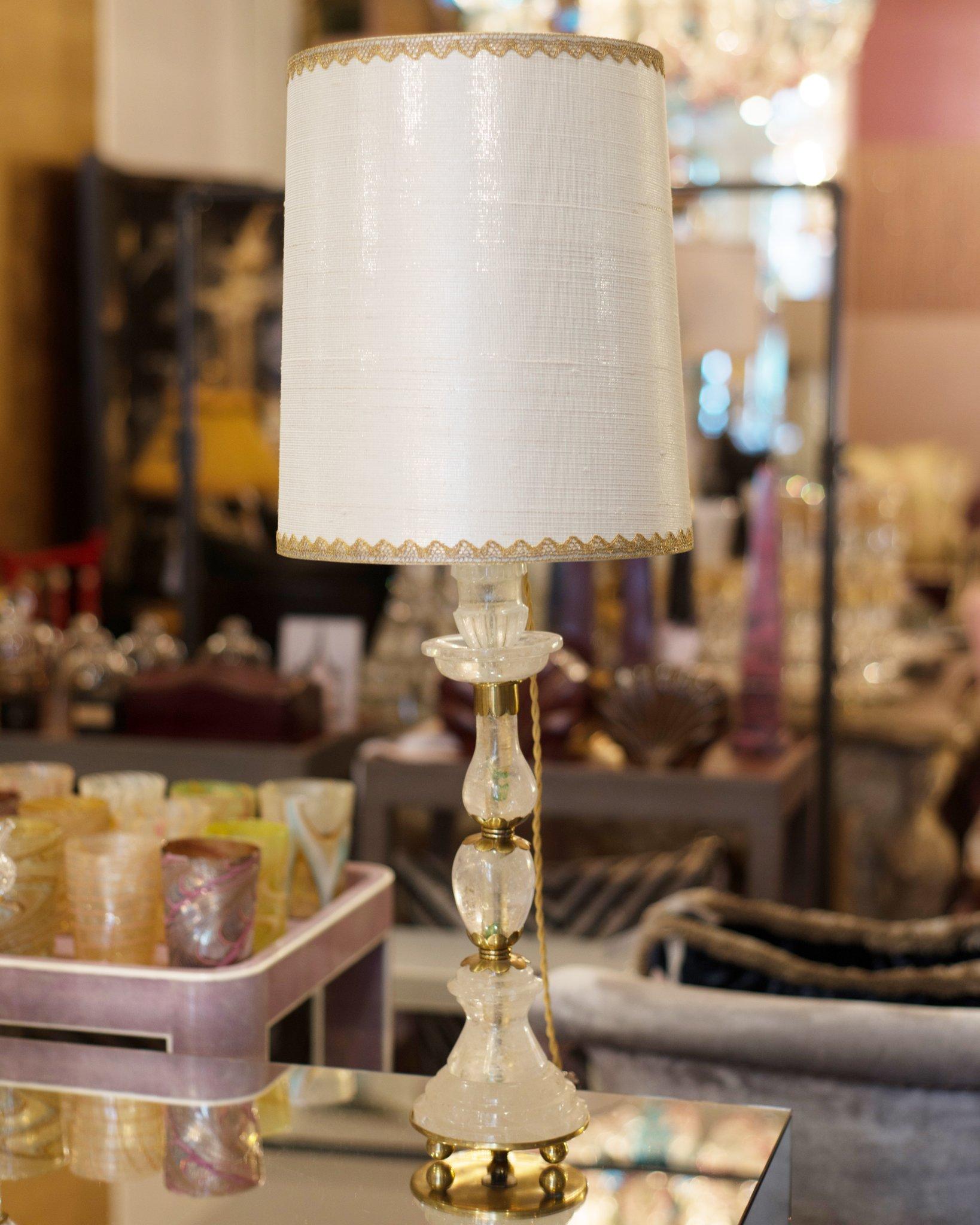 Français Paire de lampes contemporaines en cristal de roche blanc et bronze avec abat-jour en soie sur mesure en vente