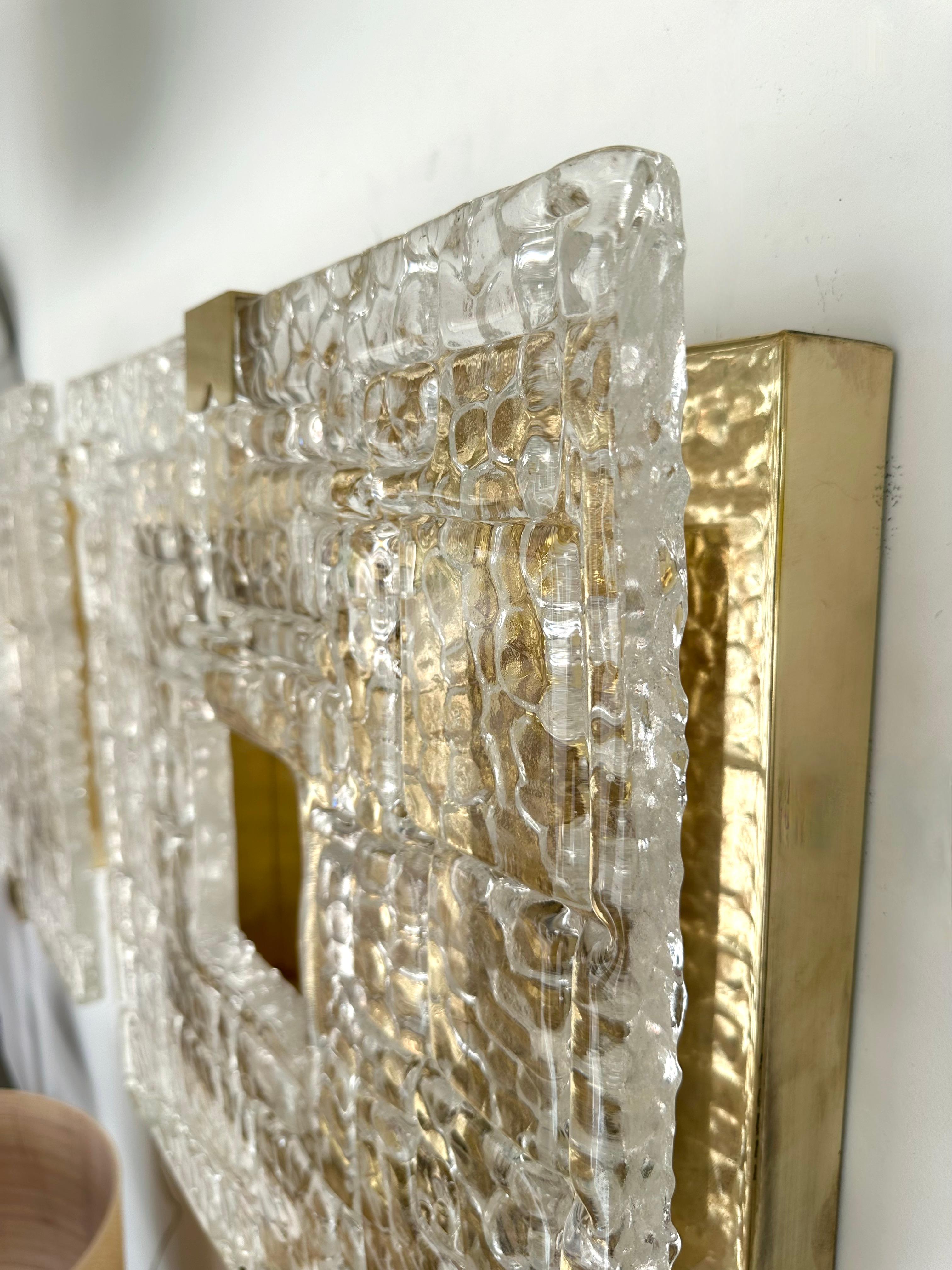 Contemporary Pair of Sconces Brass and Murano Glass Textured Blade, Italy For Sale 2