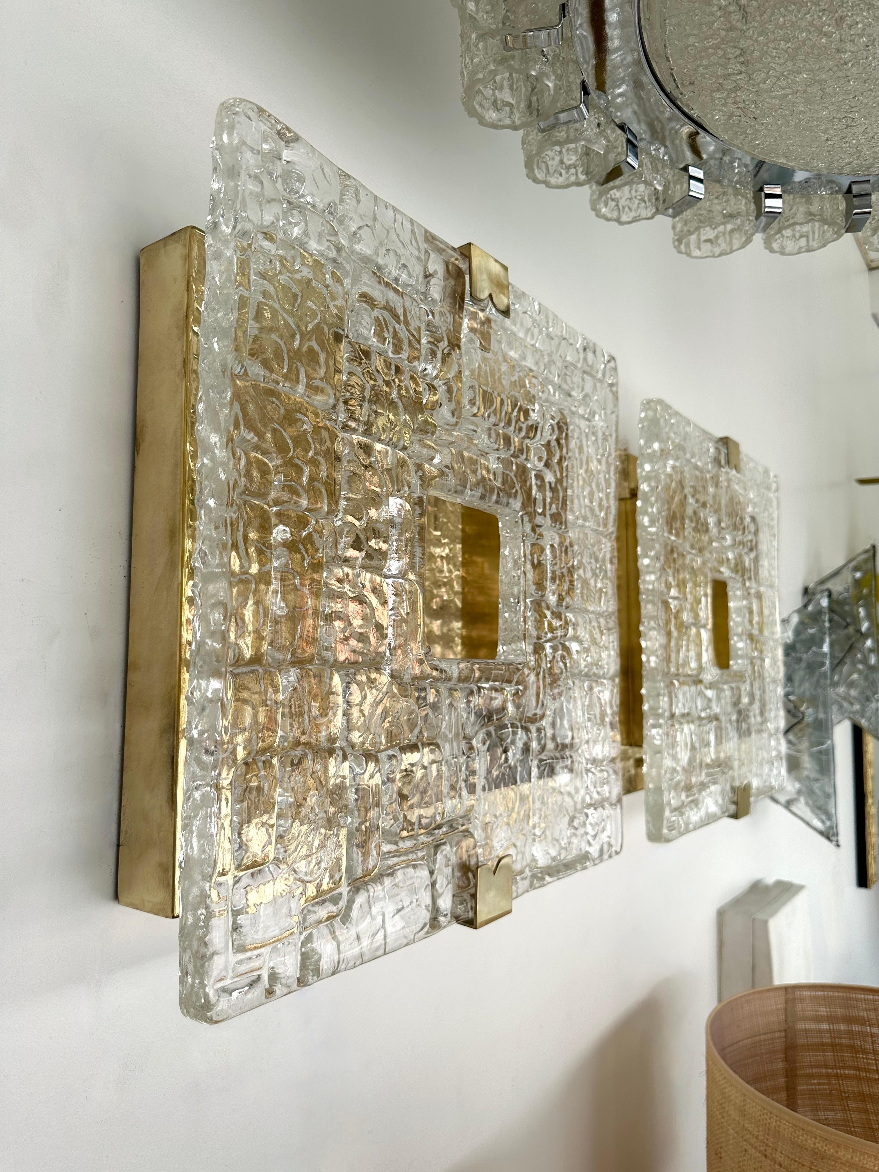 Contemporary Pair of Sconces Brass and Murano Glass Textured Blade, Italy For Sale 4