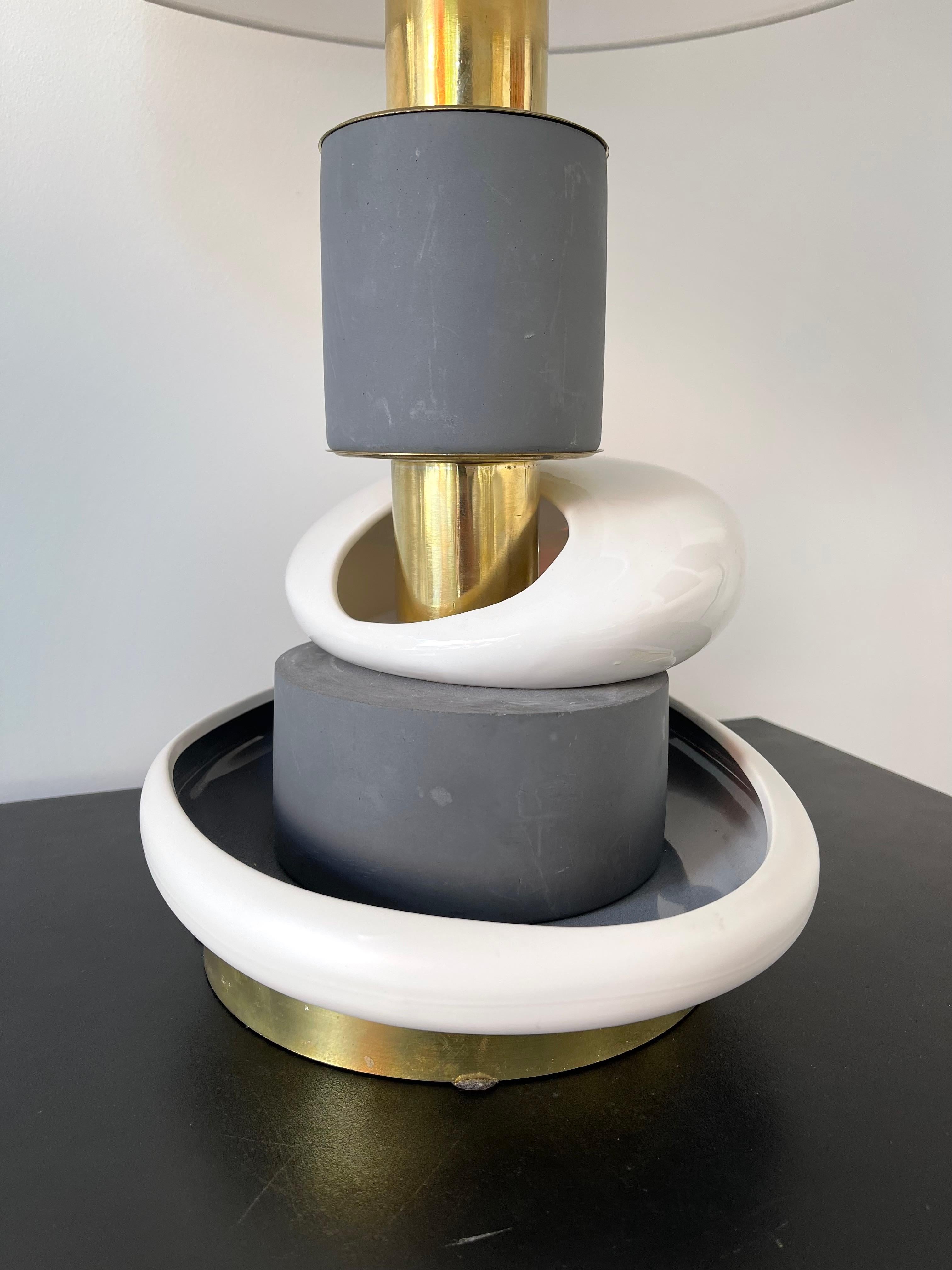 Laiton Paire de lampes contemporaines sculpturales en pierre de céramique et laiton, Italie en vente