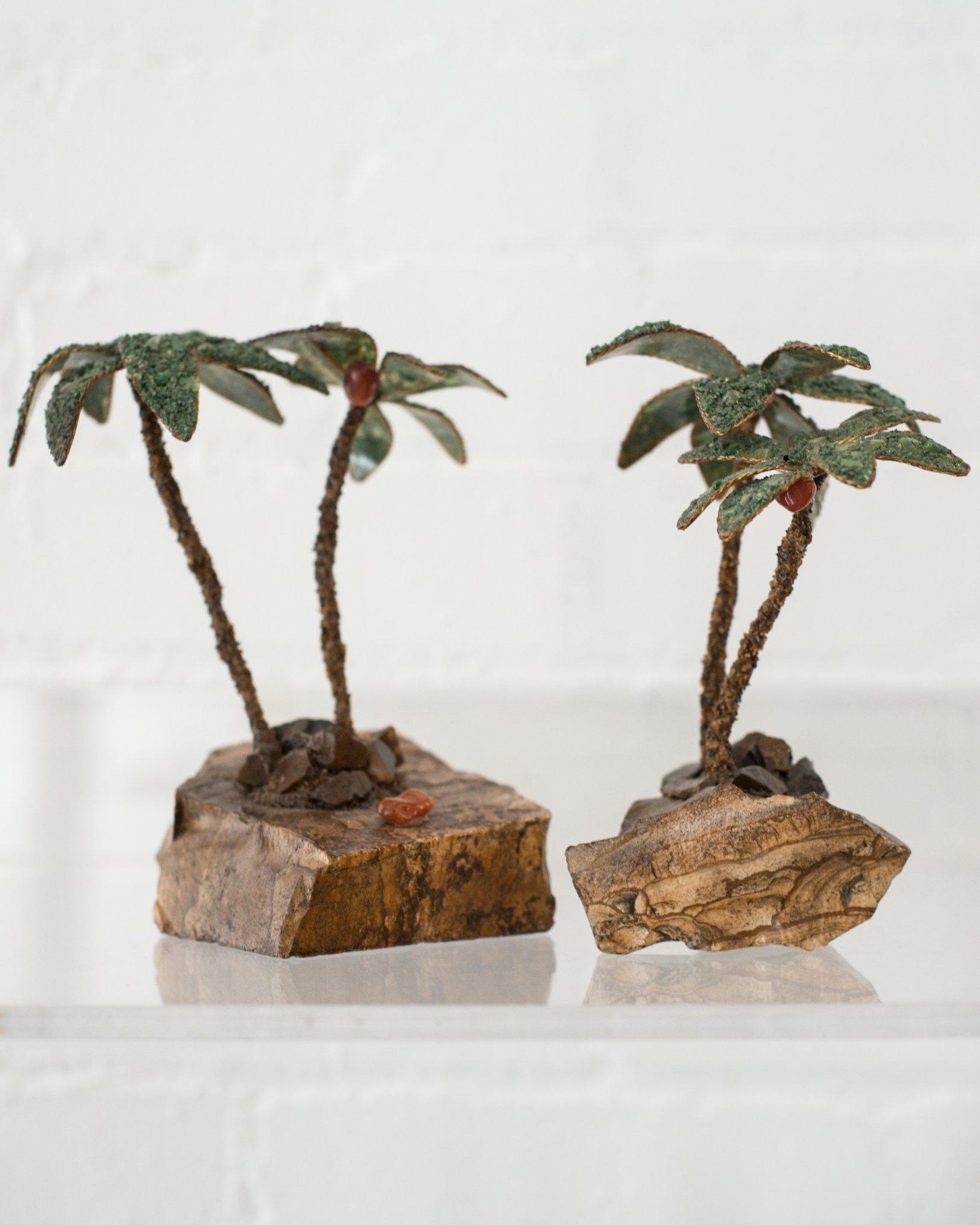 Questa insolita coppia di palme semi-preziose è composta da tronchi di Occhio di Tigre e foglie di Malachite. Questi alberi possono essere utilizzati come fermalibri o rimanere come oggetti decorativi.