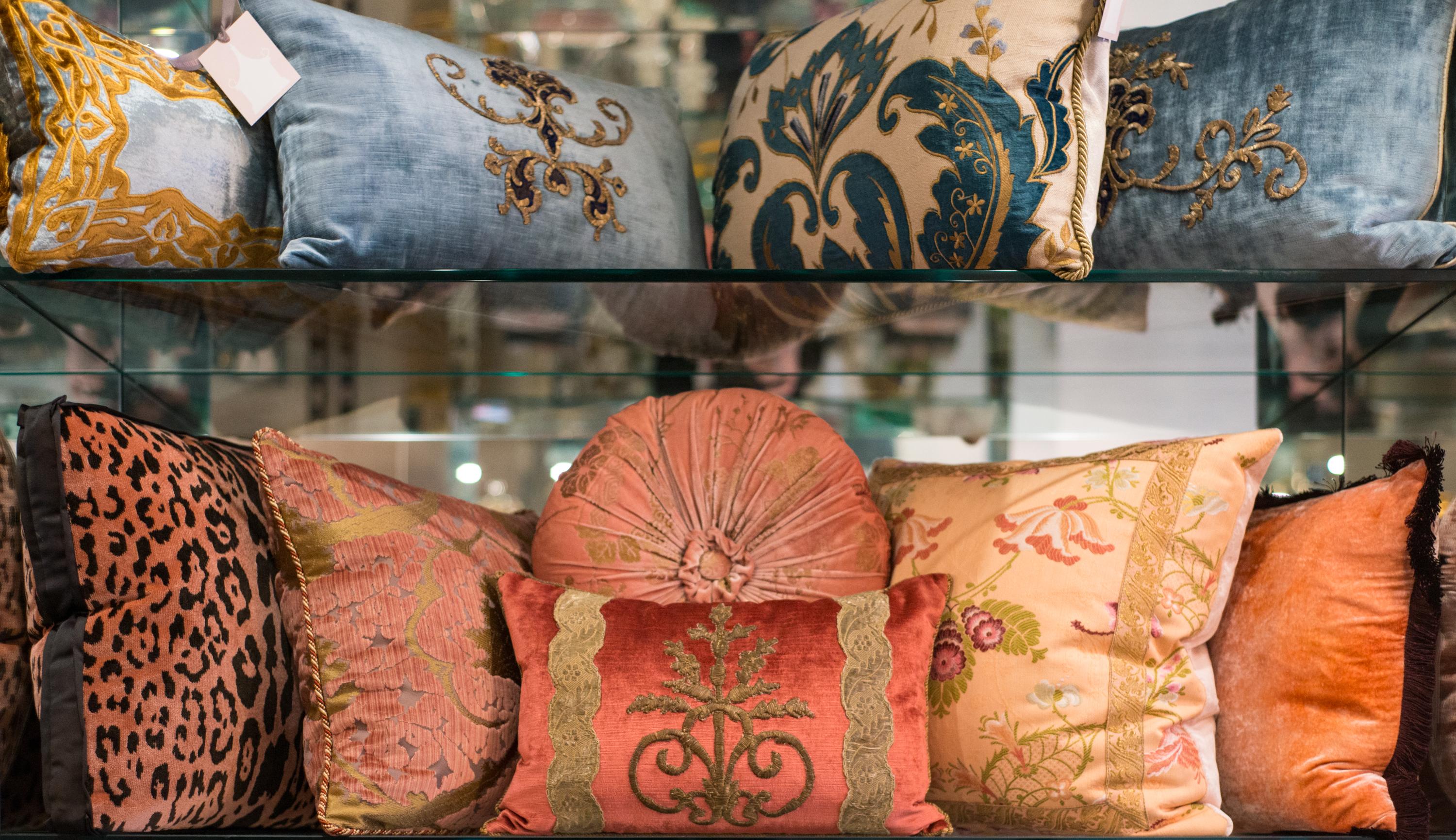 Zeitgenössisches Paar geformter Rosen-Seidensamt-Kissen mit Fransenbordüre (21. Jahrhundert und zeitgenössisch) im Angebot