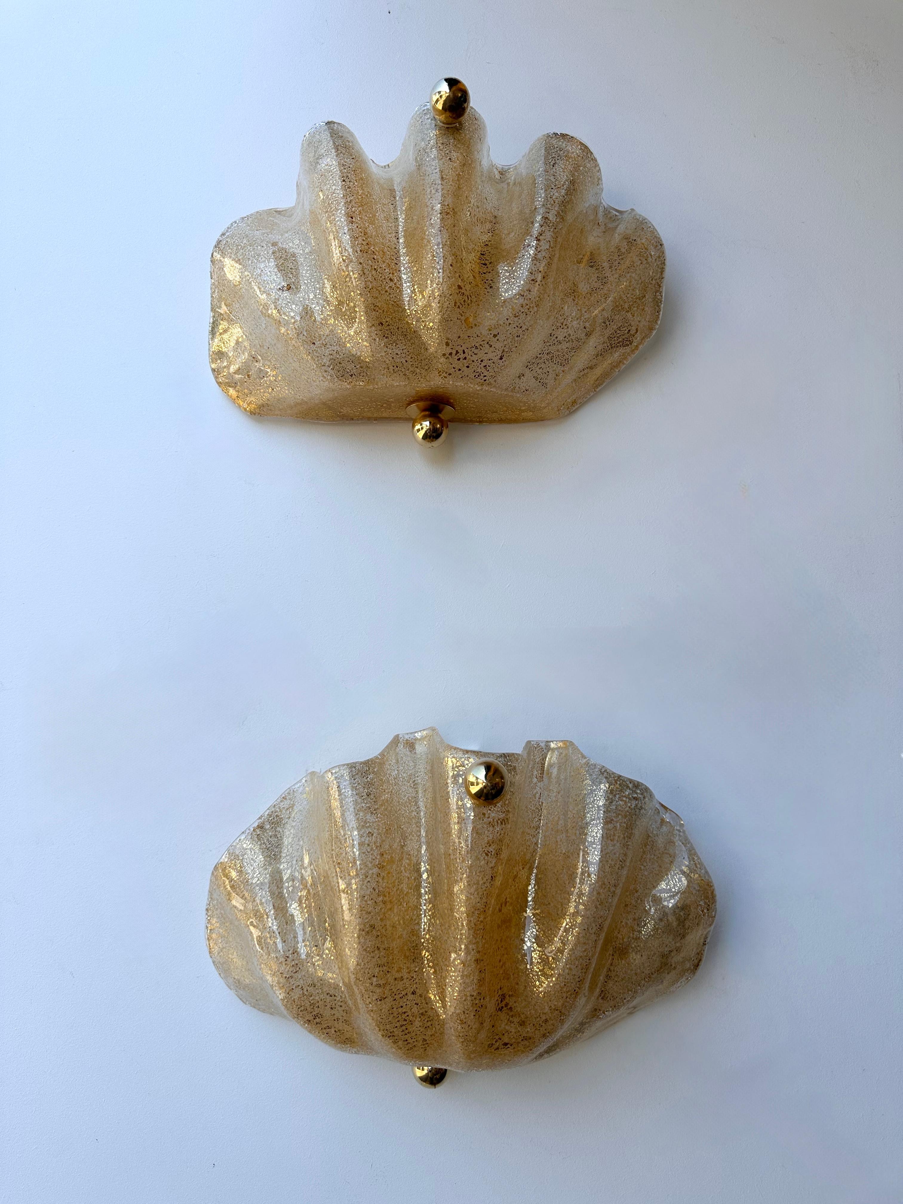 Contemporary Pair of Shell Gold Leaf Murano Glass and Brass Sconces, Italy For Sale 7