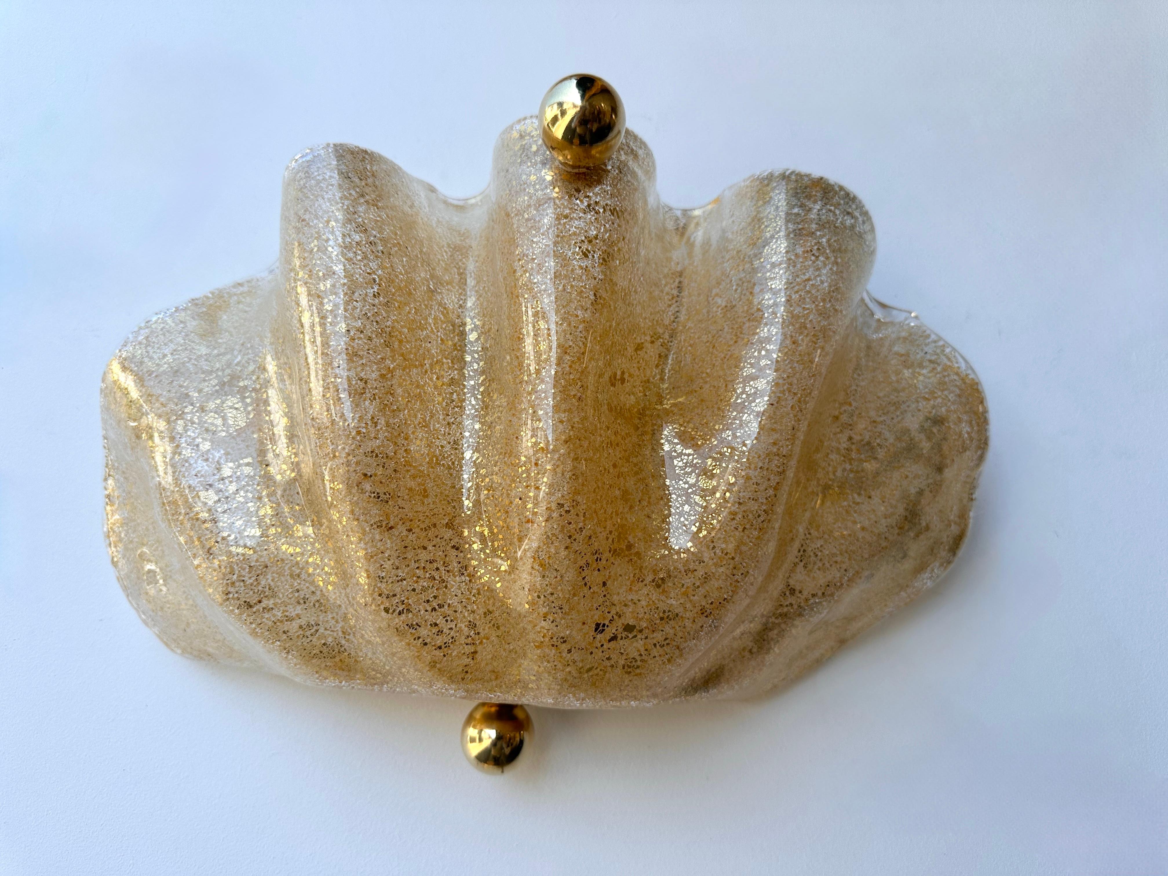 Contemporary Pair of Shell Gold Leaf Murano Glass and Brass Sconces, Italy In New Condition For Sale In SAINT-OUEN, FR