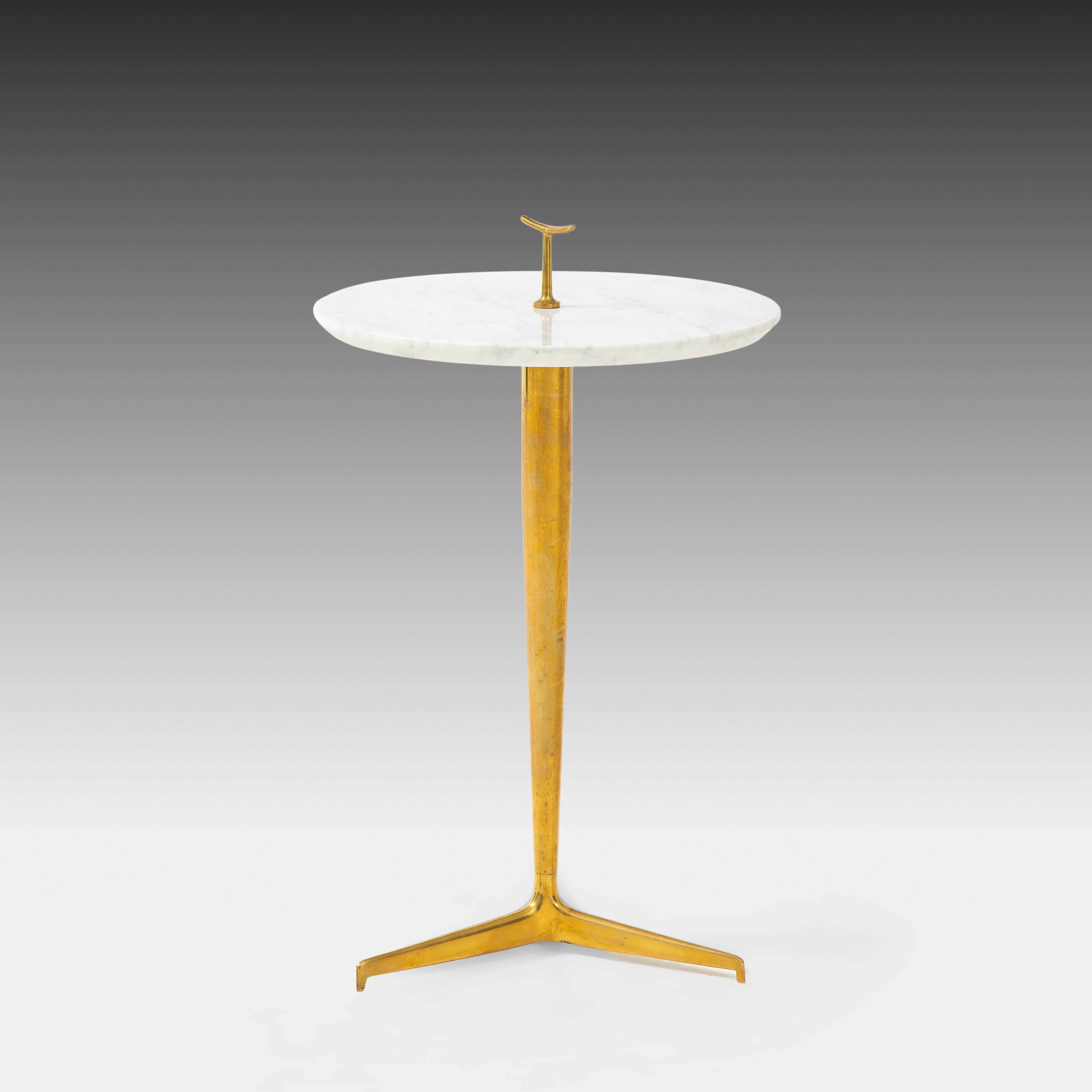 Contemporary Italian Pair of Side Tables in Carrara Marble and Brass For Sale 1