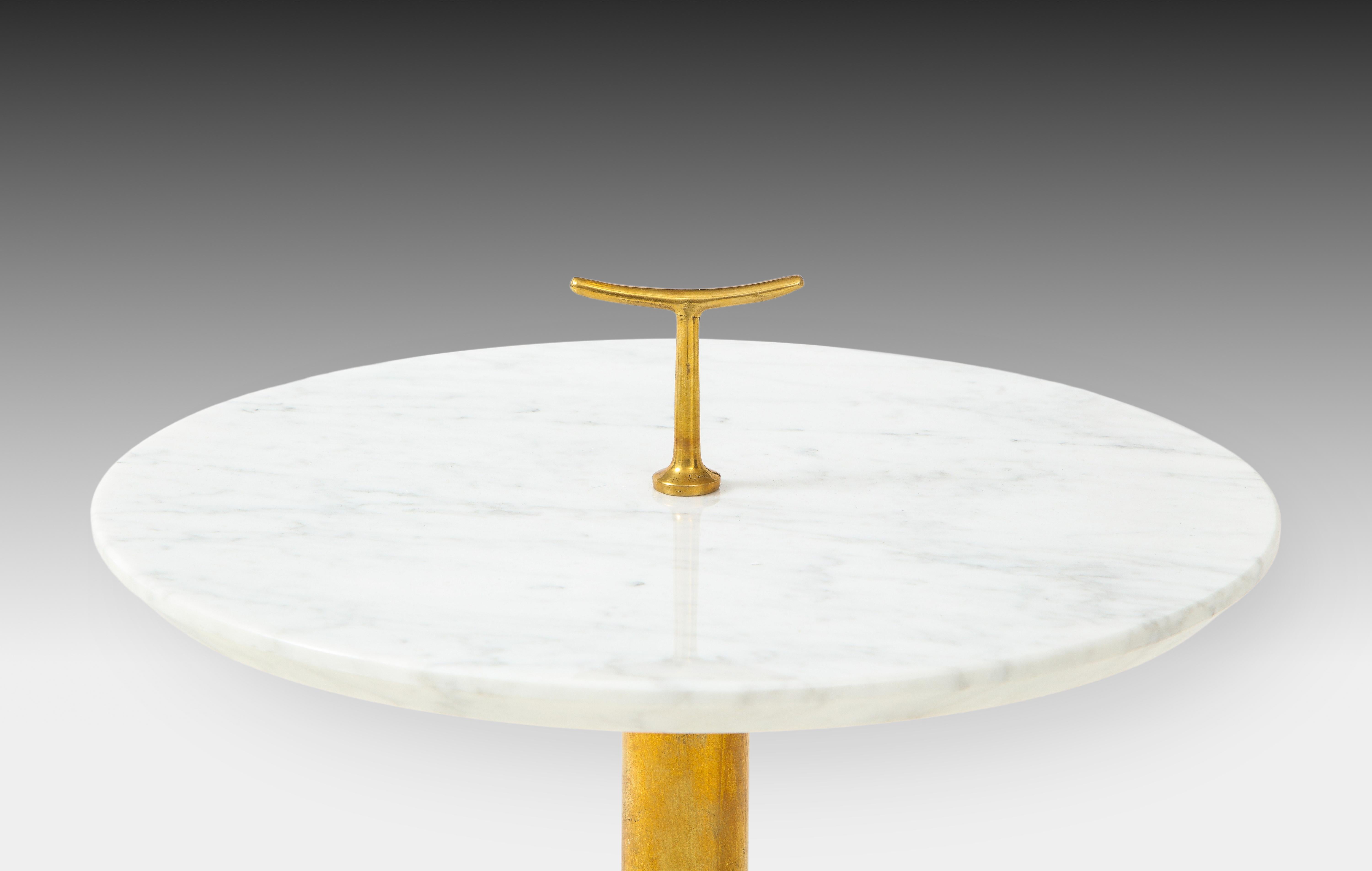 Contemporary Italian Pair of Side Tables in Carrara Marble and Brass For Sale 2