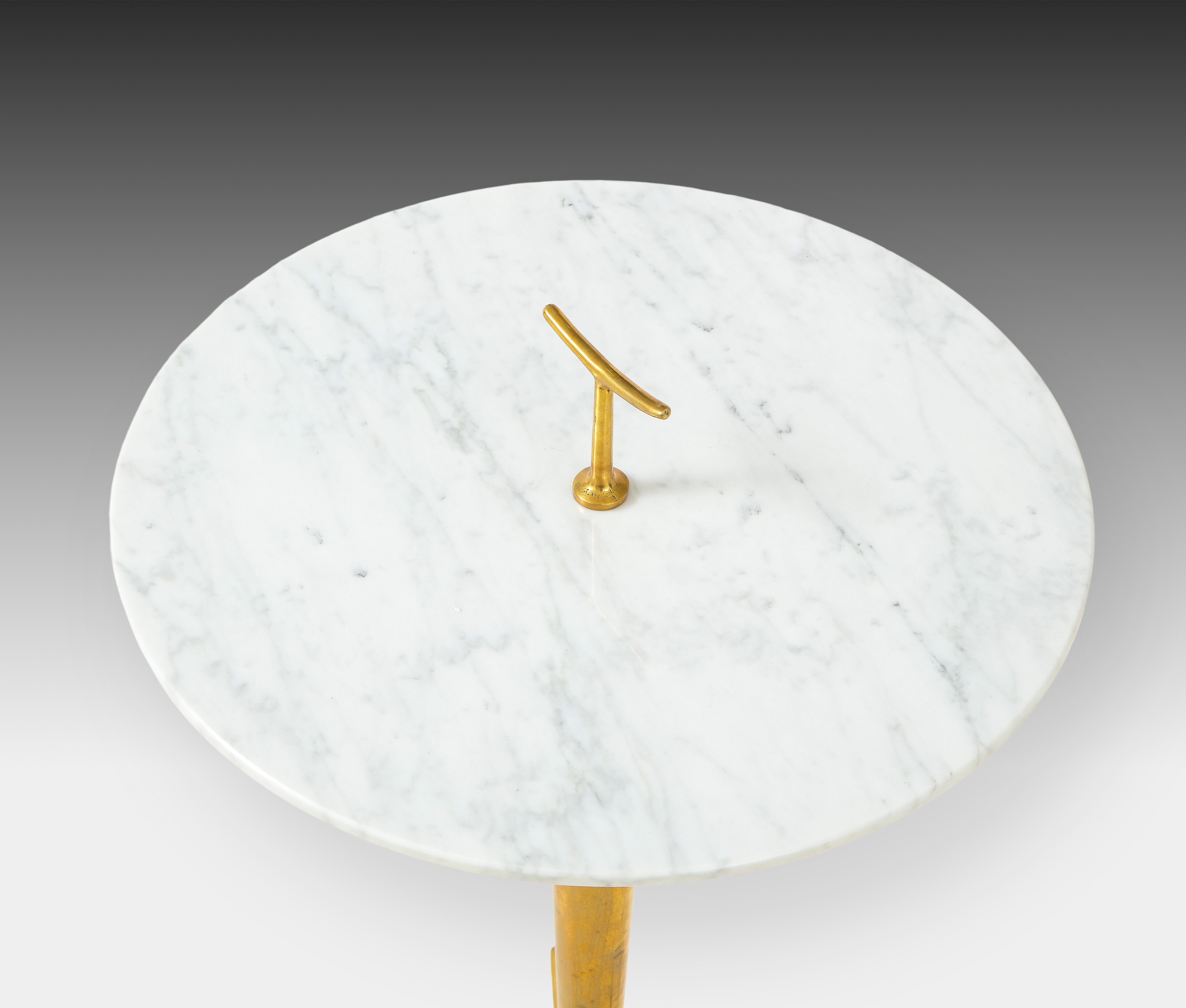Contemporary Italian Pair of Side Tables in Carrara Marble and Brass For Sale 3