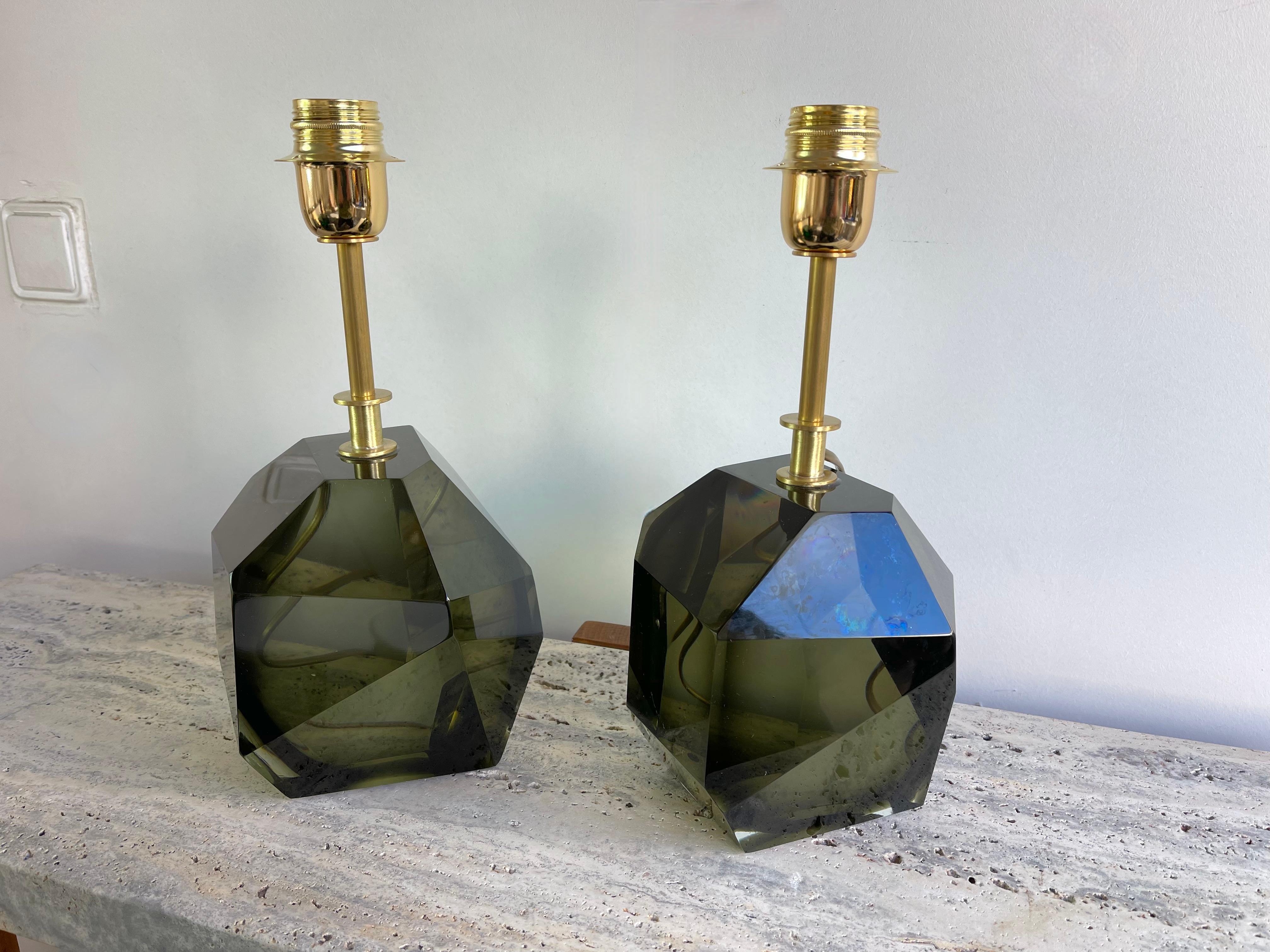 Pair of massive block stone diamond smoke gray faceted Murano glass and brass table or bedside lamps. Contemporary work from a small artisanal italian design workshop. In the mood of Mid-Century Modern, Hollywood Regency, Venini, Mazzega, La