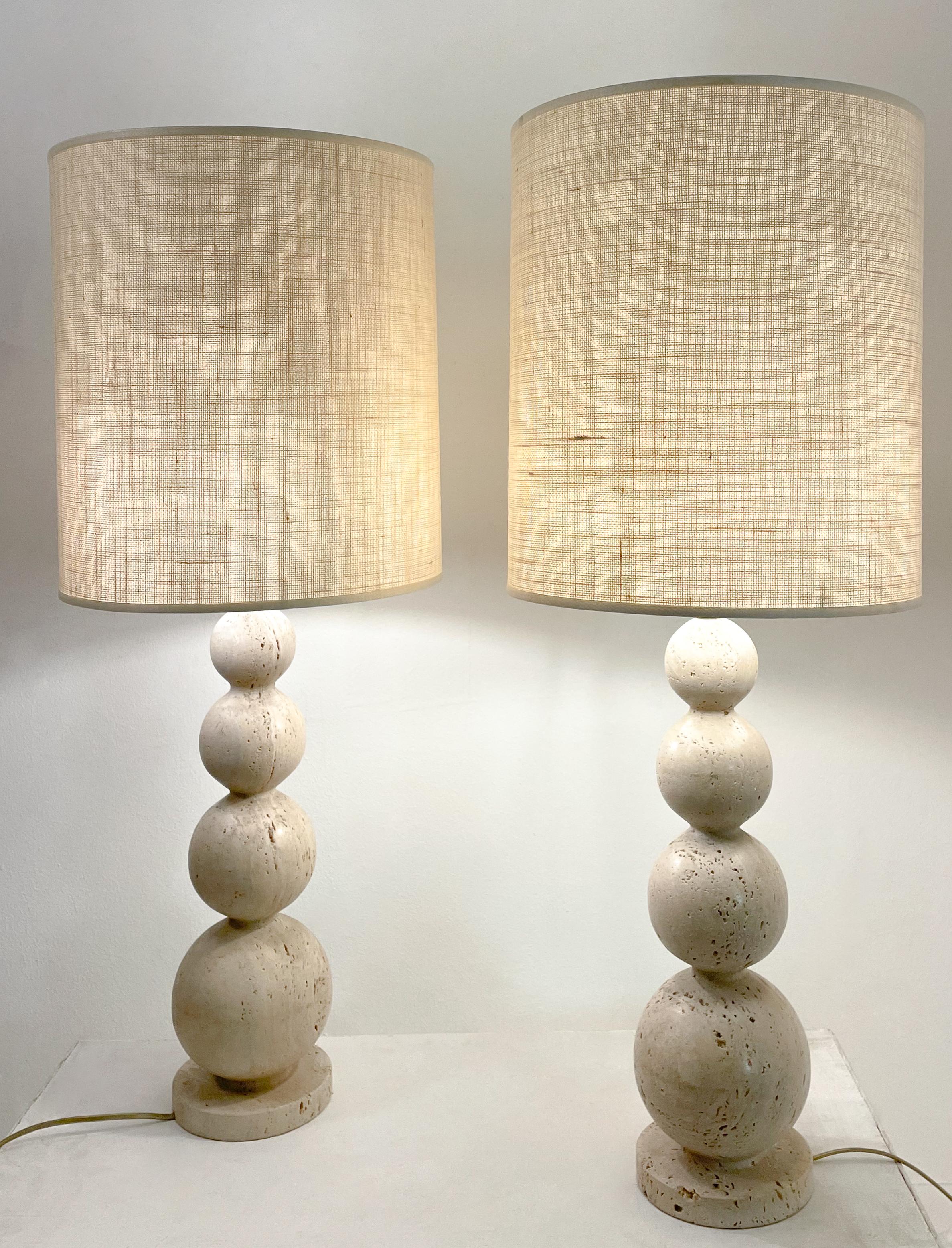 Paire de lampes contemporaines en travertin, Italie en vente 1