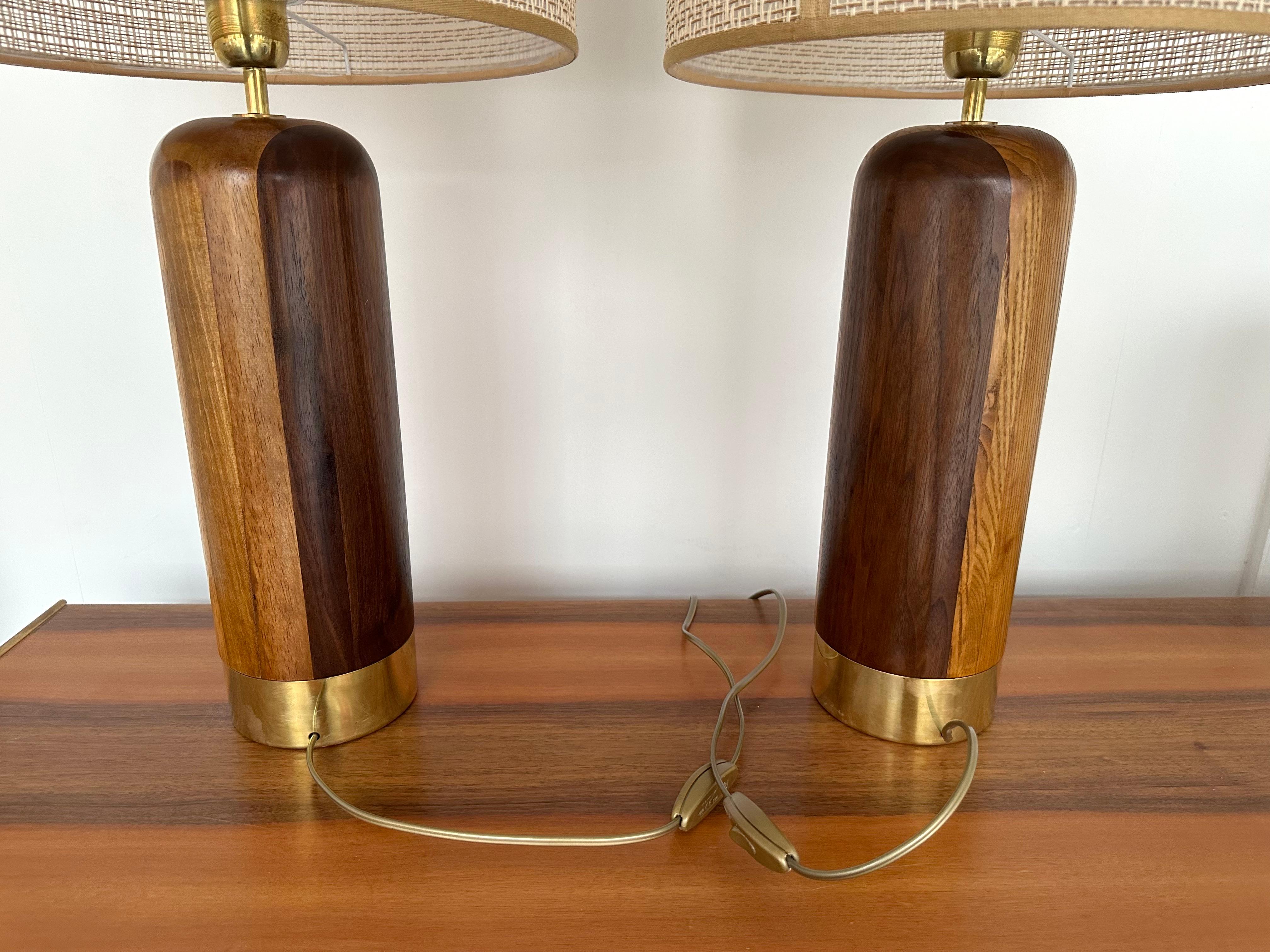 Contemporary Pair of Wood and Brass Lamps, Italy For Sale 8