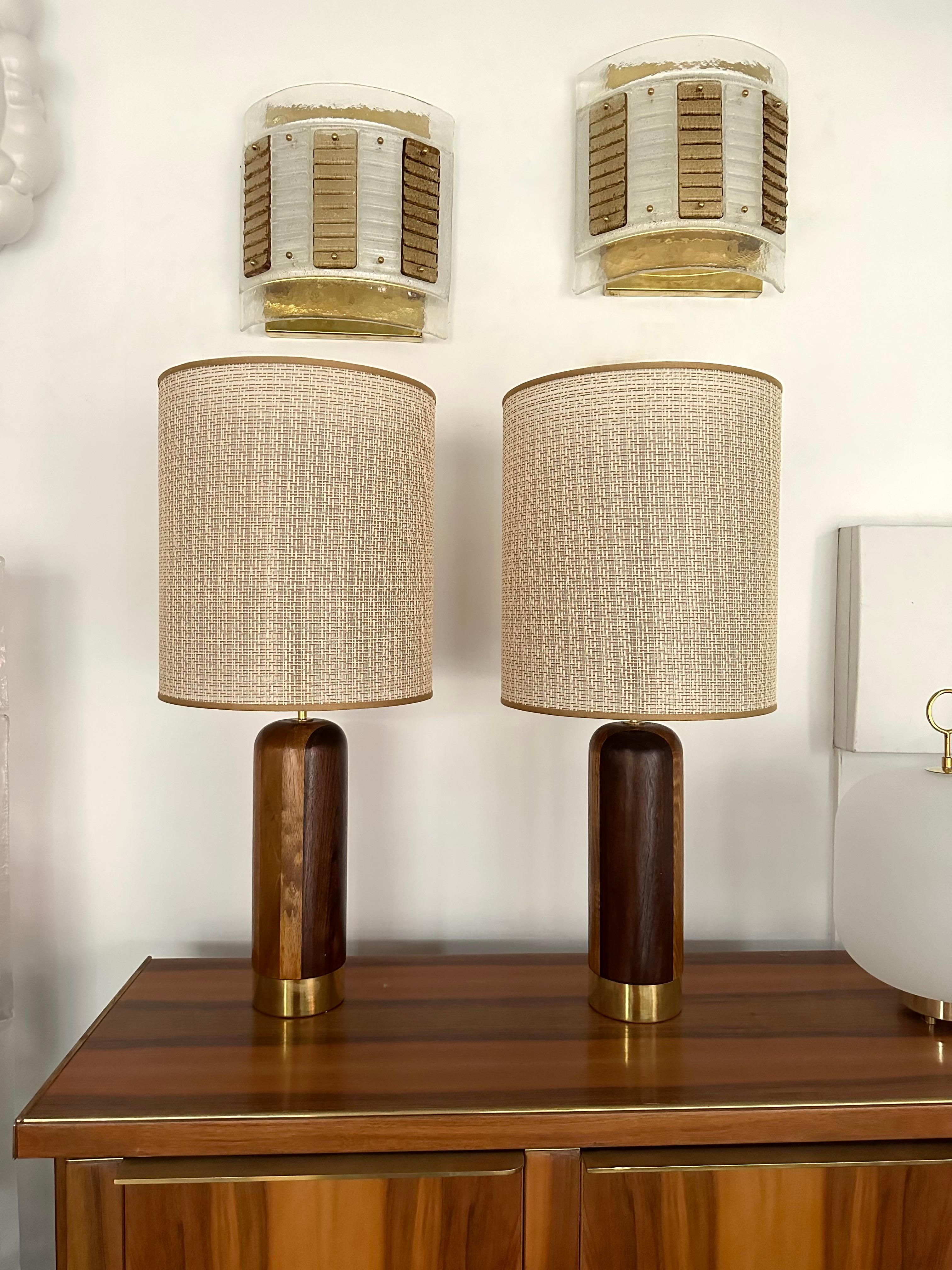 Mid-Century Modern Contemporary Pair of Wood and Brass Lamps, Italy For Sale