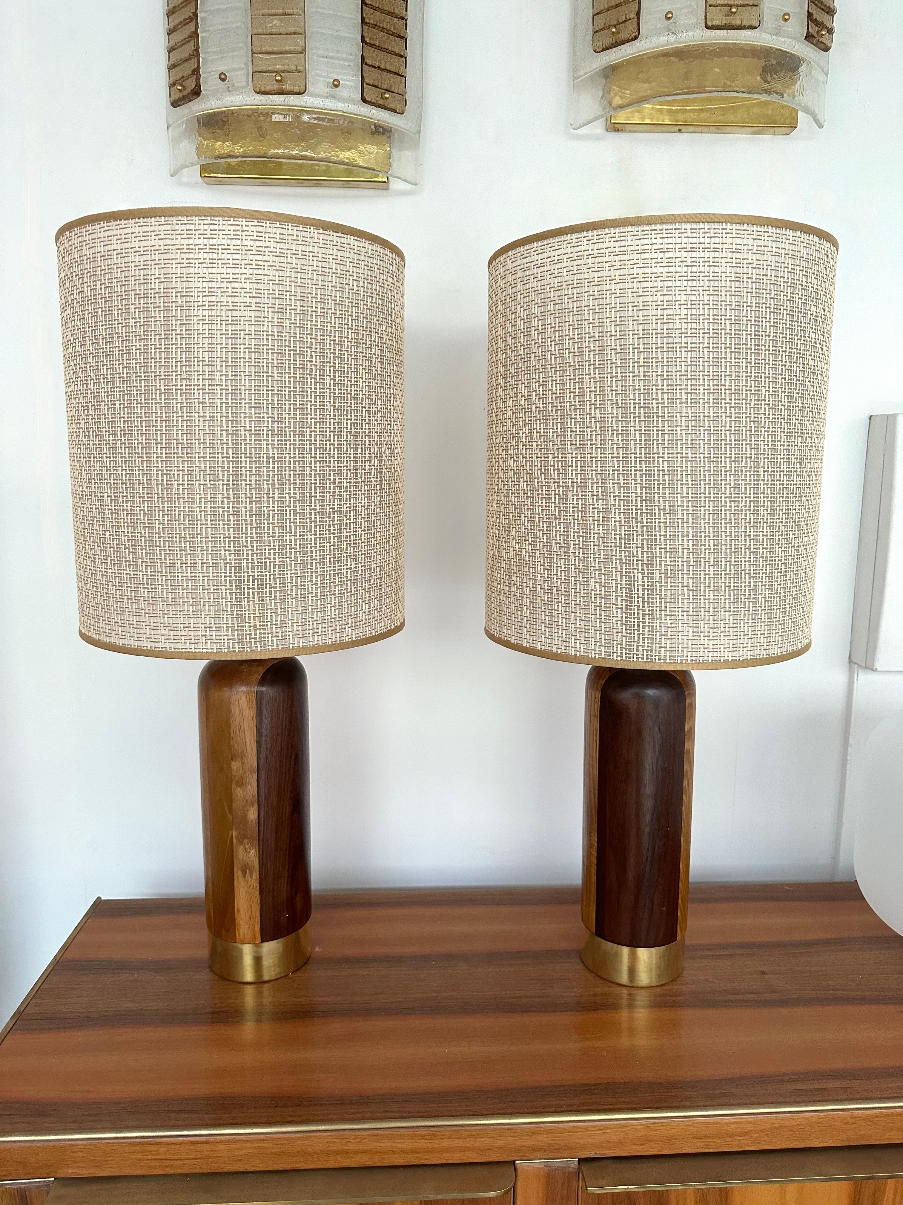 Italian Contemporary Pair of Wood and Brass Lamps, Italy For Sale