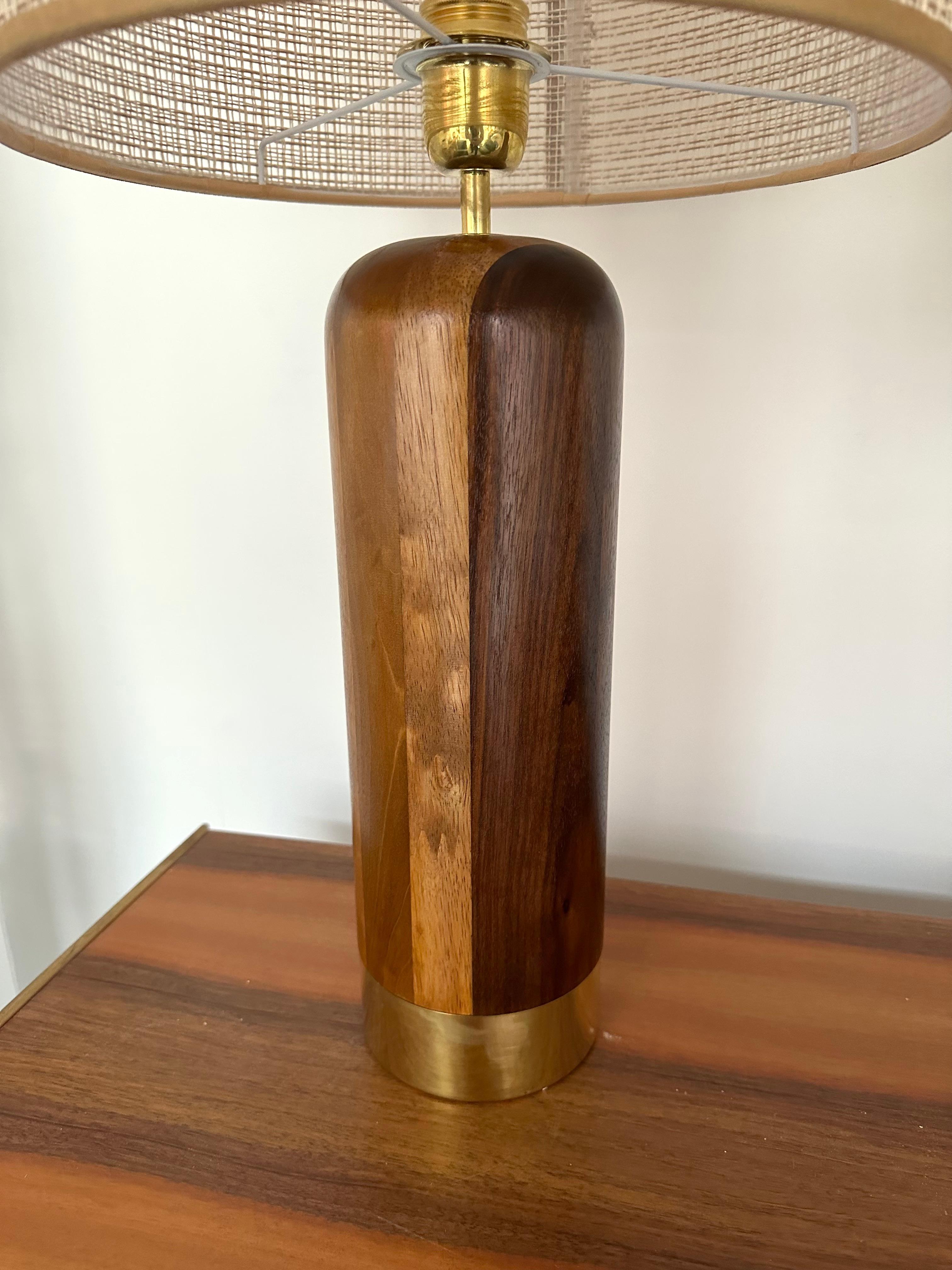 Contemporary Pair of Wood and Brass Lamps, Italy In New Condition For Sale In SAINT-OUEN, FR