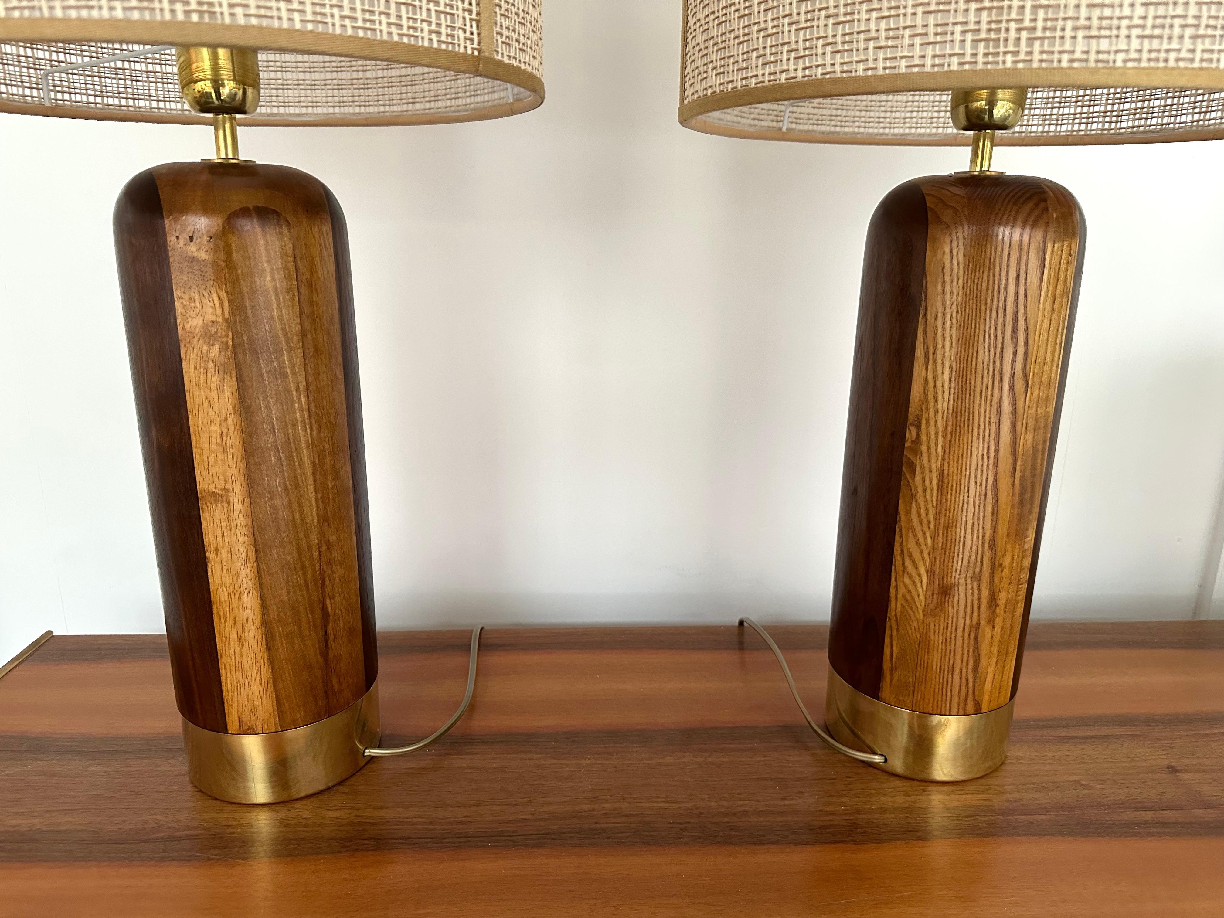 Contemporary Pair of Wood and Brass Lamps, Italy For Sale 1