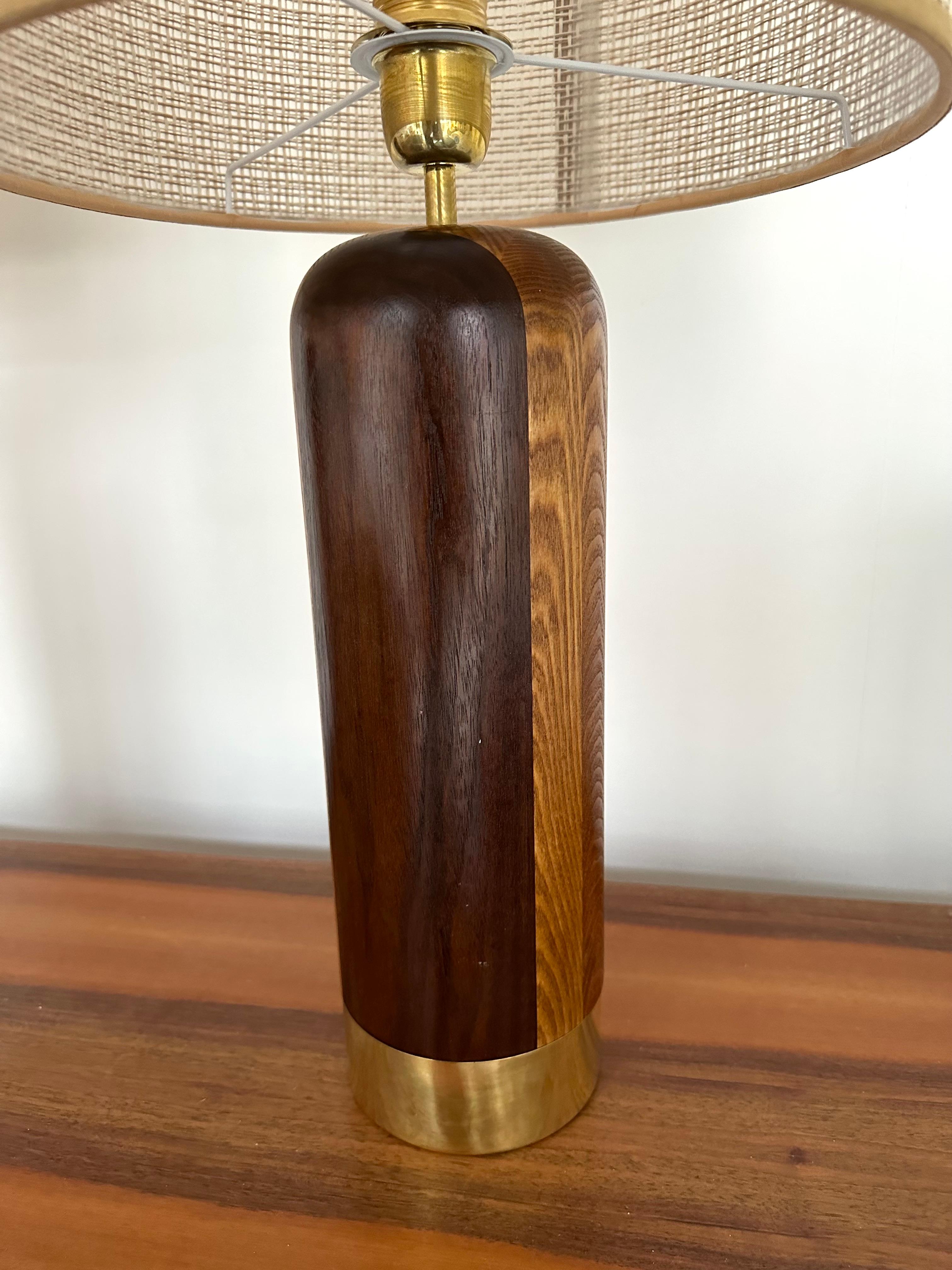 Contemporary Pair of Wood and Brass Lamps, Italy For Sale 3