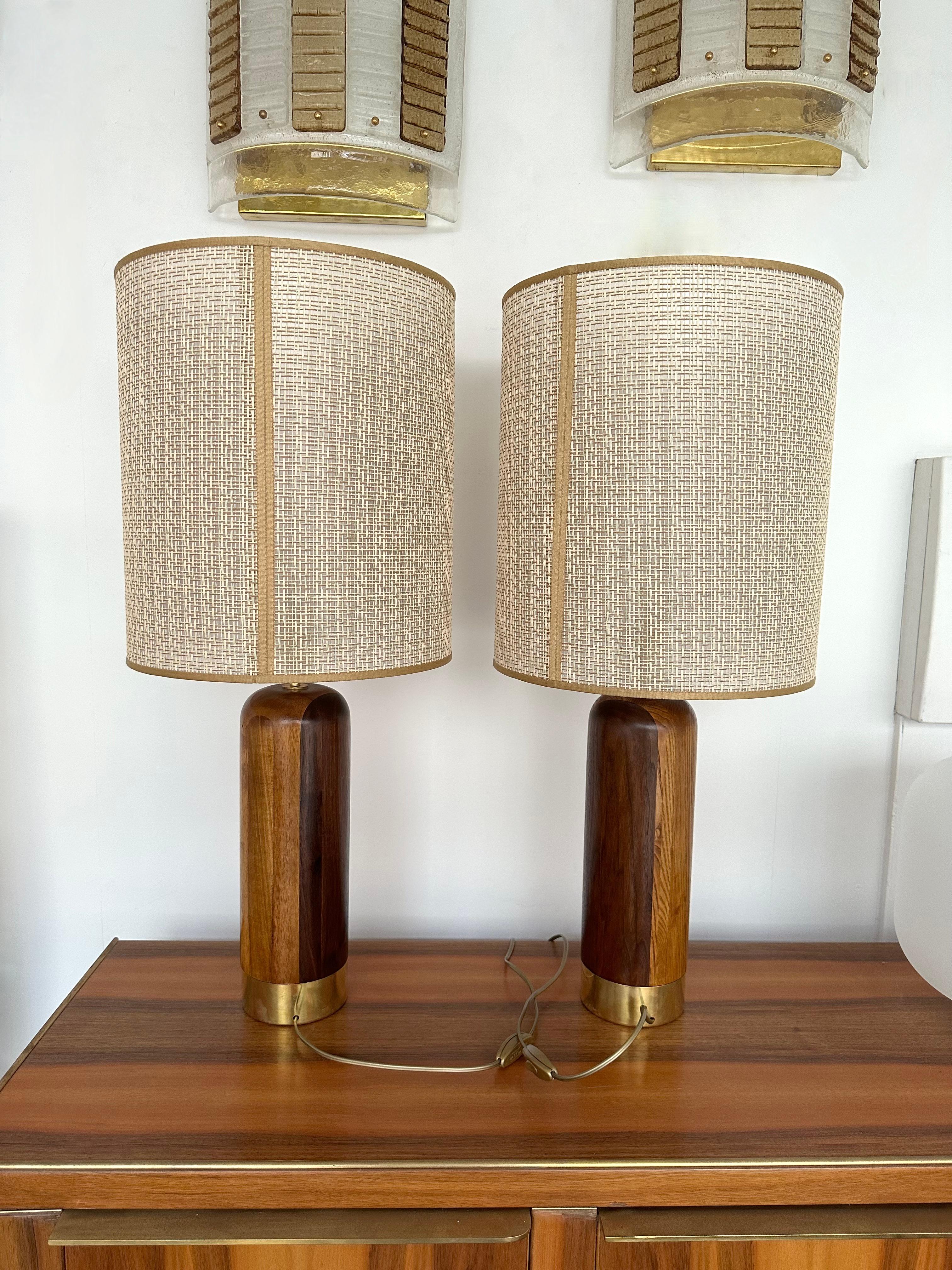 Contemporary Pair of Wood and Brass Lamps, Italy For Sale 4