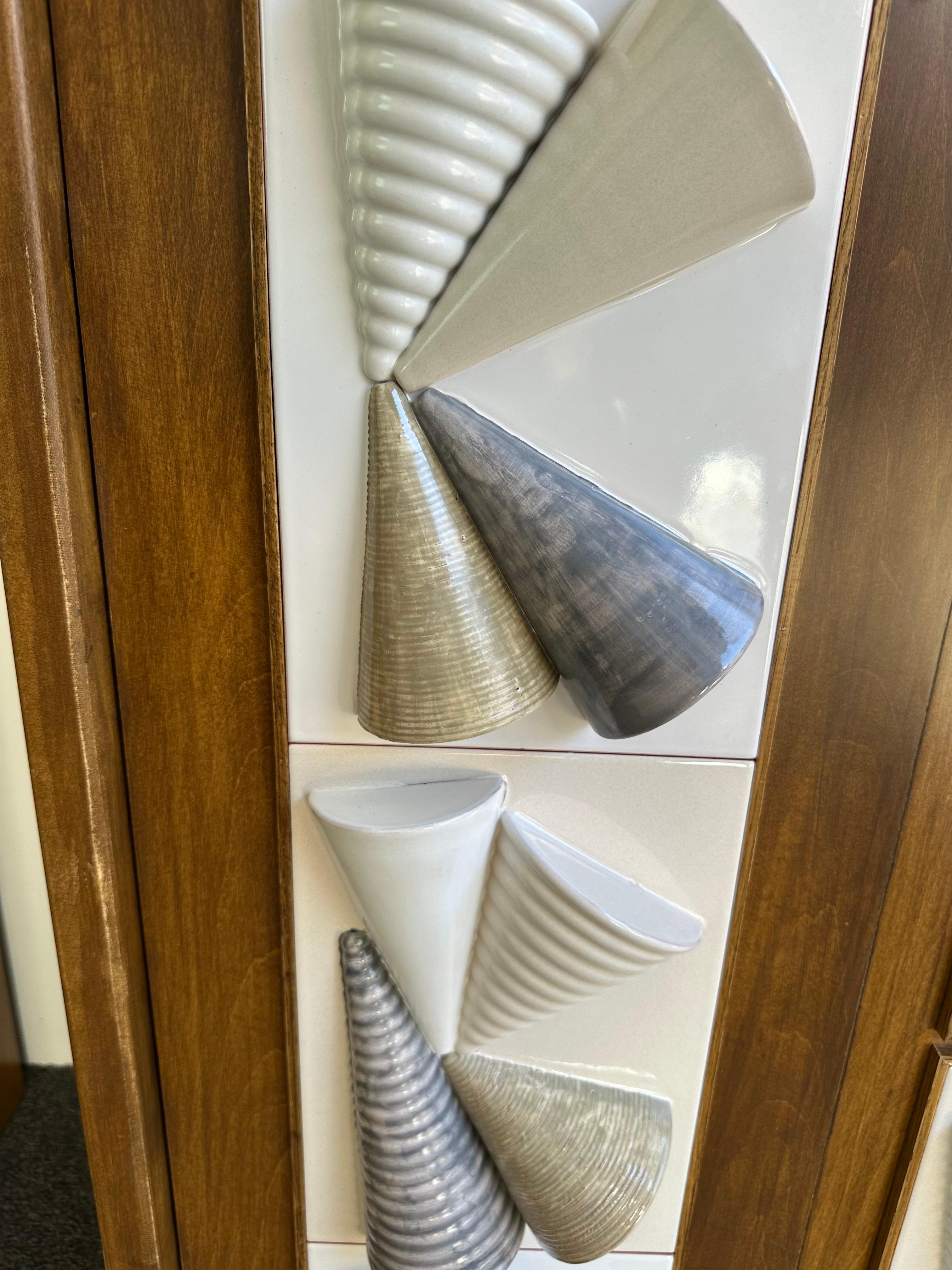 Paire d'armoires à cônes contemporaines en bois et céramique par Antonio Cagianelli, Italie en vente 6