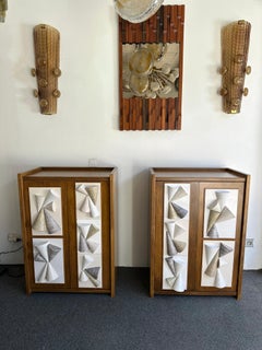 Coppia di armadietti a cono in legno e ceramica di Antonio Cagianelli, Italia