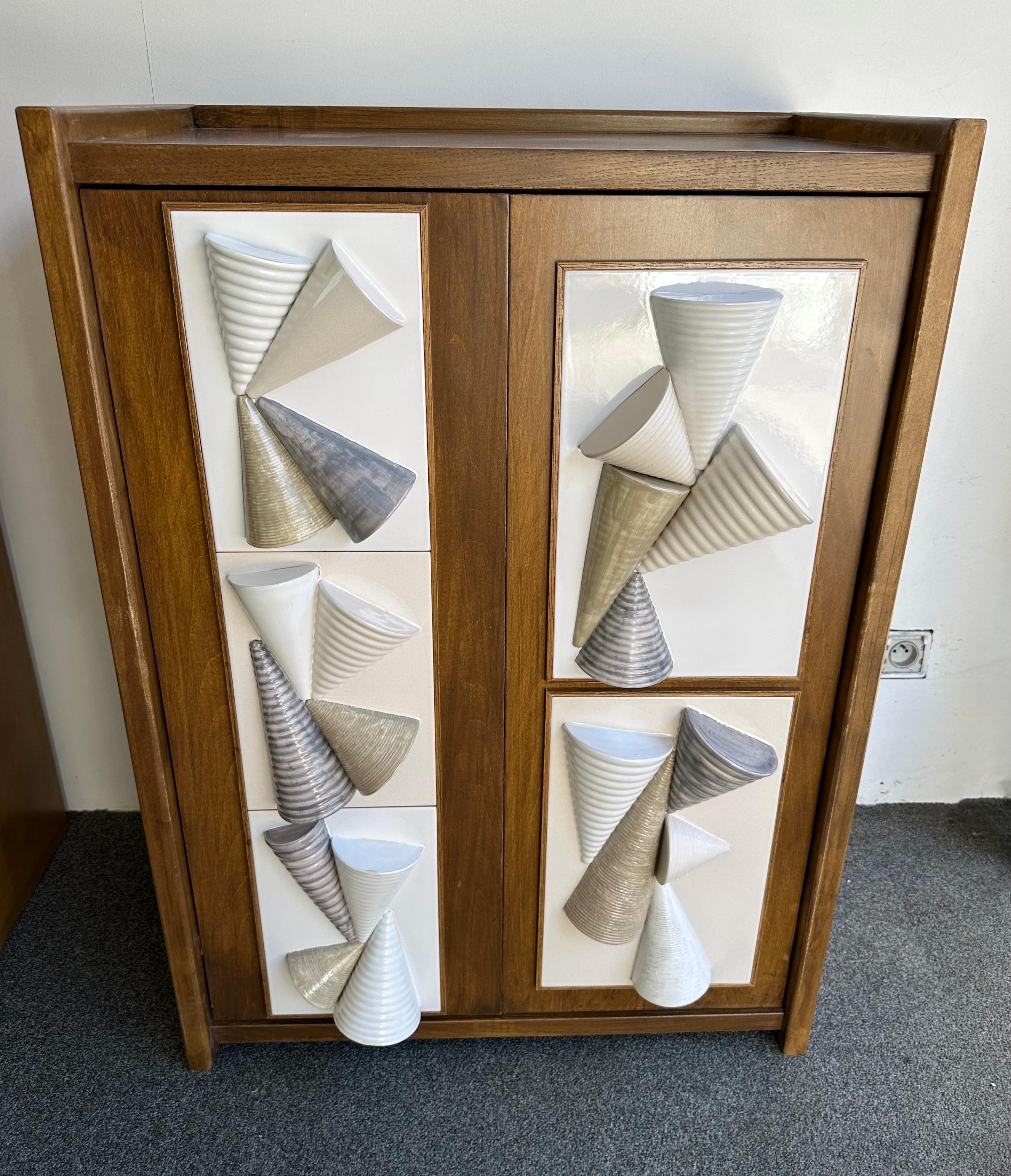 Mid-Century Modern Paire d'armoires à cônes contemporaines en bois et céramique par Antonio Cagianelli, Italie en vente